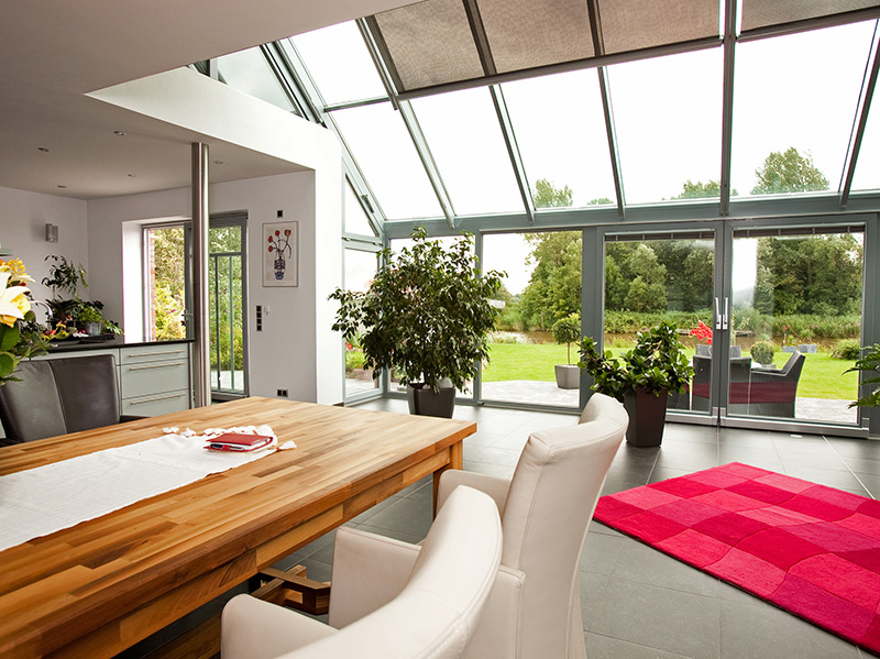 Dieser Wintergarten mit Wärmedämmglas wurde mit dazu passenden Sonnenschutzlösungen komplettiert. Foto: © GMI/Pollmann & Renken