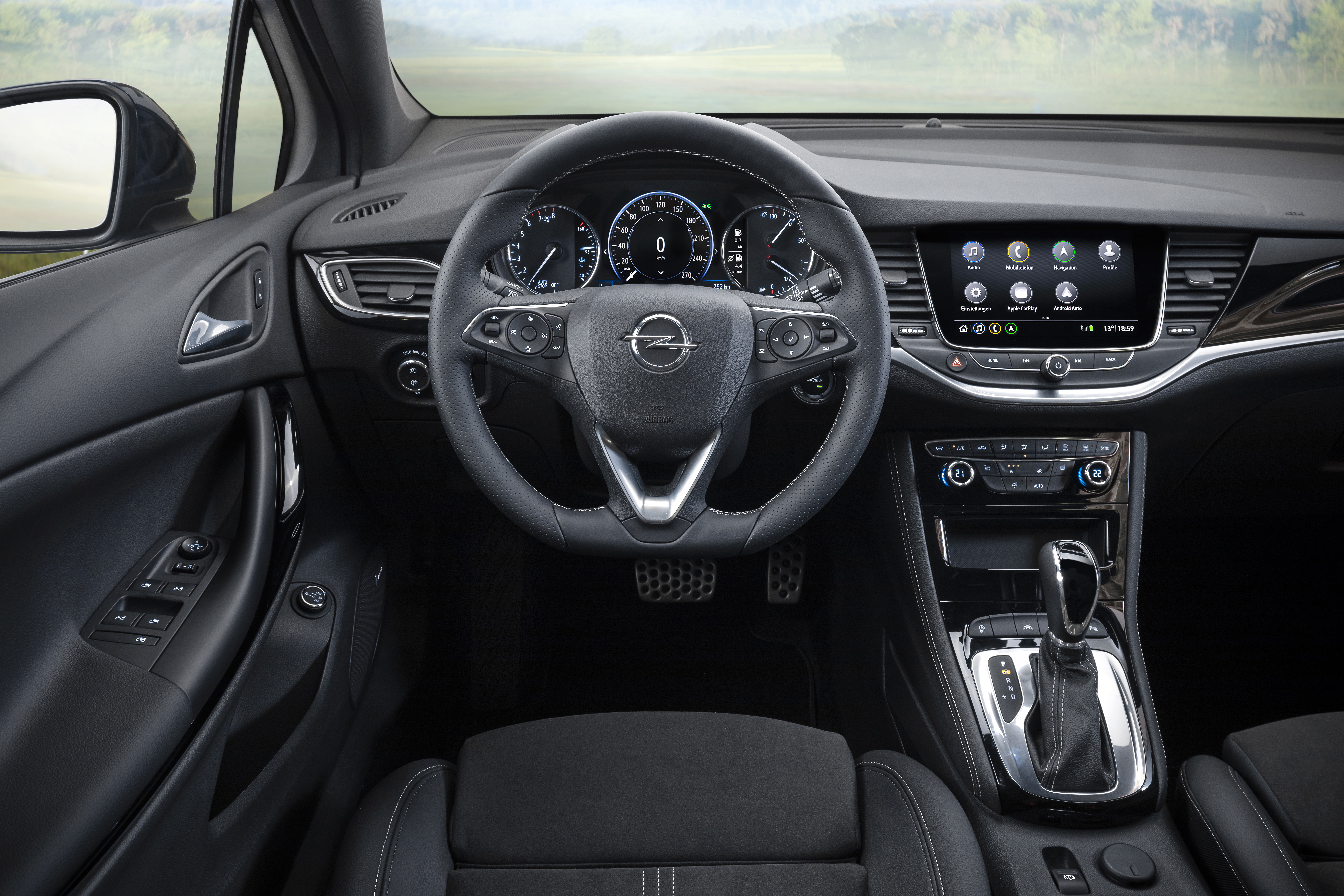 Nur leicht modifiziert: Das Interieur des neuen Opel Astra. Foto: © Opel