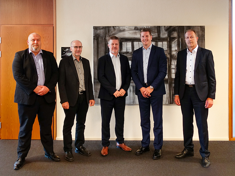 Die für ESG- und Vorspannöfen bekannte Taifin wird zukünftig zur Hegla-Taifin und erweitert zum Vorteil der Kunden das Know-how und das Produktsortiment der Hegla-Gruppe. Jarno Nieminen (verantwortlicher Geschäftsführer Vertrieb Hegla-Taifin), Esa Lammi (Geschäftsführer Hegla-Taifin), Jukka Sääksi (Geschäftsführer Hegla-Taifin), Jochen H. Hesselbach (CEO der Hegla-Gruppe), Bernhard Hötger (COO der Hegla-Gruppe) freuen sich auf die Zusammenarbeit und die gemeinsamen Projekte. Foto: © Hegla