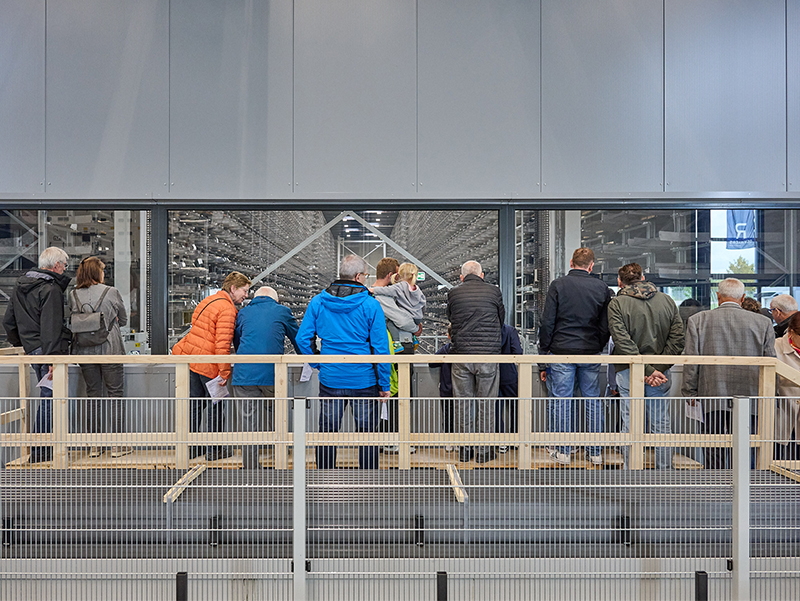 Ein Blick ins Herz der Logistik: Das vollautomatisierte Hochregallager des Forster Campus sorgt für effiziente Abläufe und maximale Raumausnutzung. Foto: © Thomas Hary