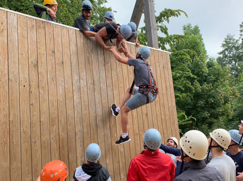 Im Kletterpark Detmold lernten die neuen Azubis einander kennen und trainierten ihren Teamgeist, eine ihrer wichtigsten Kompetenzen für den Berufsalltag bei Veka. Foto: © Veka AG
