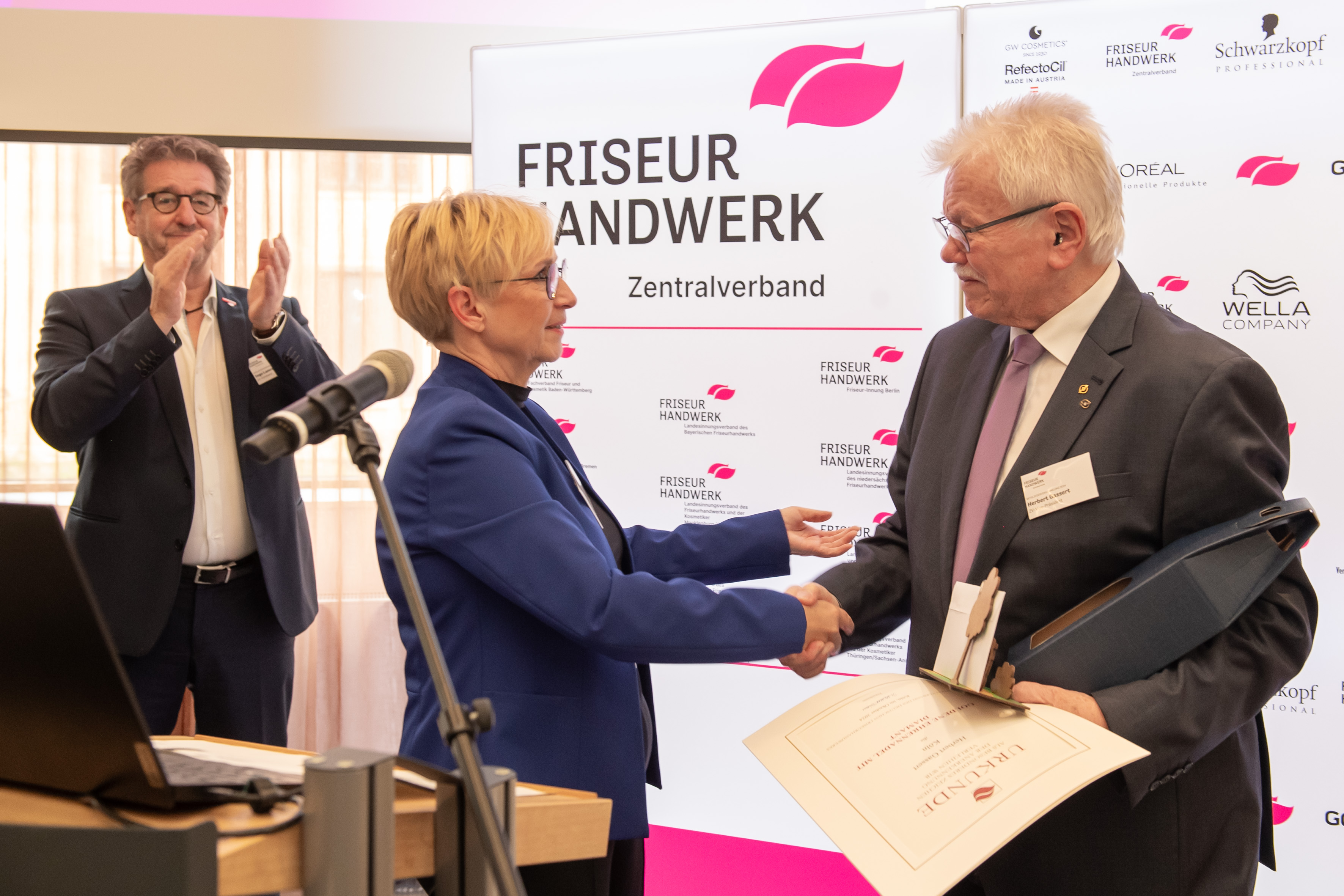 Manuela Härtelt-Dören hat Herbert Gassert ausgezeichnet. Foto: © ZV Friseurhandwerk