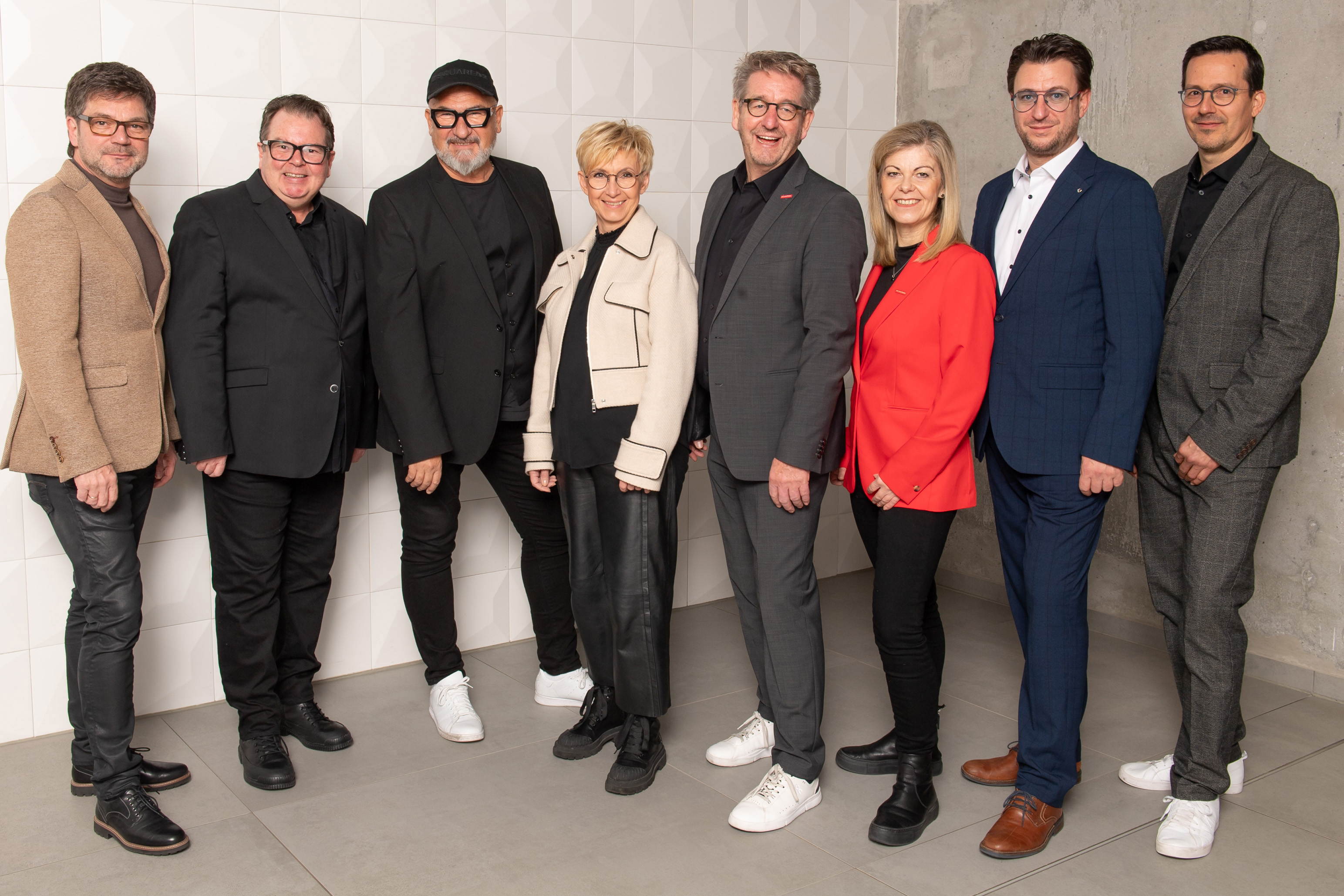 Der neue Vorstand des ZV des Friseurhandwerks (v.l.n.r.): Antonio Weinitschke, Dirk Reisacher, Roberto Laraia, Manuela Härtelt-Dören, Ingo Lanowski, Ines Tietböhl, Jan Kopatz und Christian Hertlein Foto: © ZV Friseurhandwerk