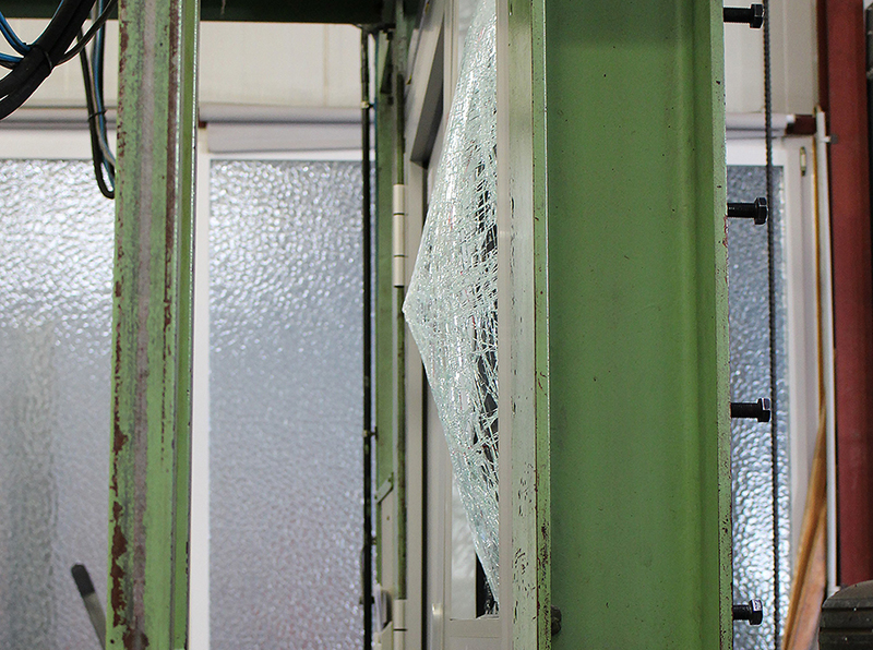 Hier wird eine einbruchhemmende Tür im Prüfinstitut Schlösser und Beschläge Velbert (PIV) hinsichtlich ihrer Widerstandsfähigkeit geprüft. Foto: © FVSB