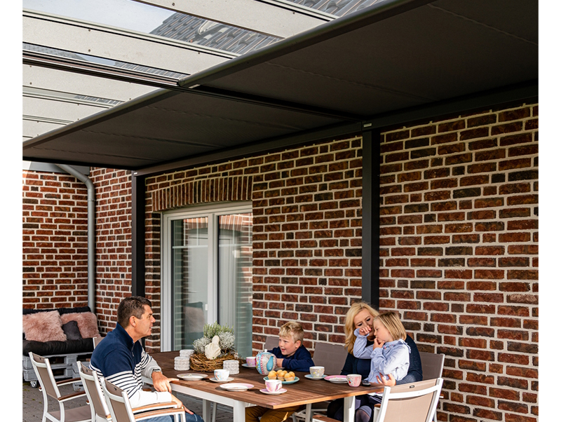 Moderner Sonnenschutz sorgt für komfortables Wohnen und setzt Design-Akzente. Foto: © Bundesverband Rollladen + Sonnenschutz e.V.