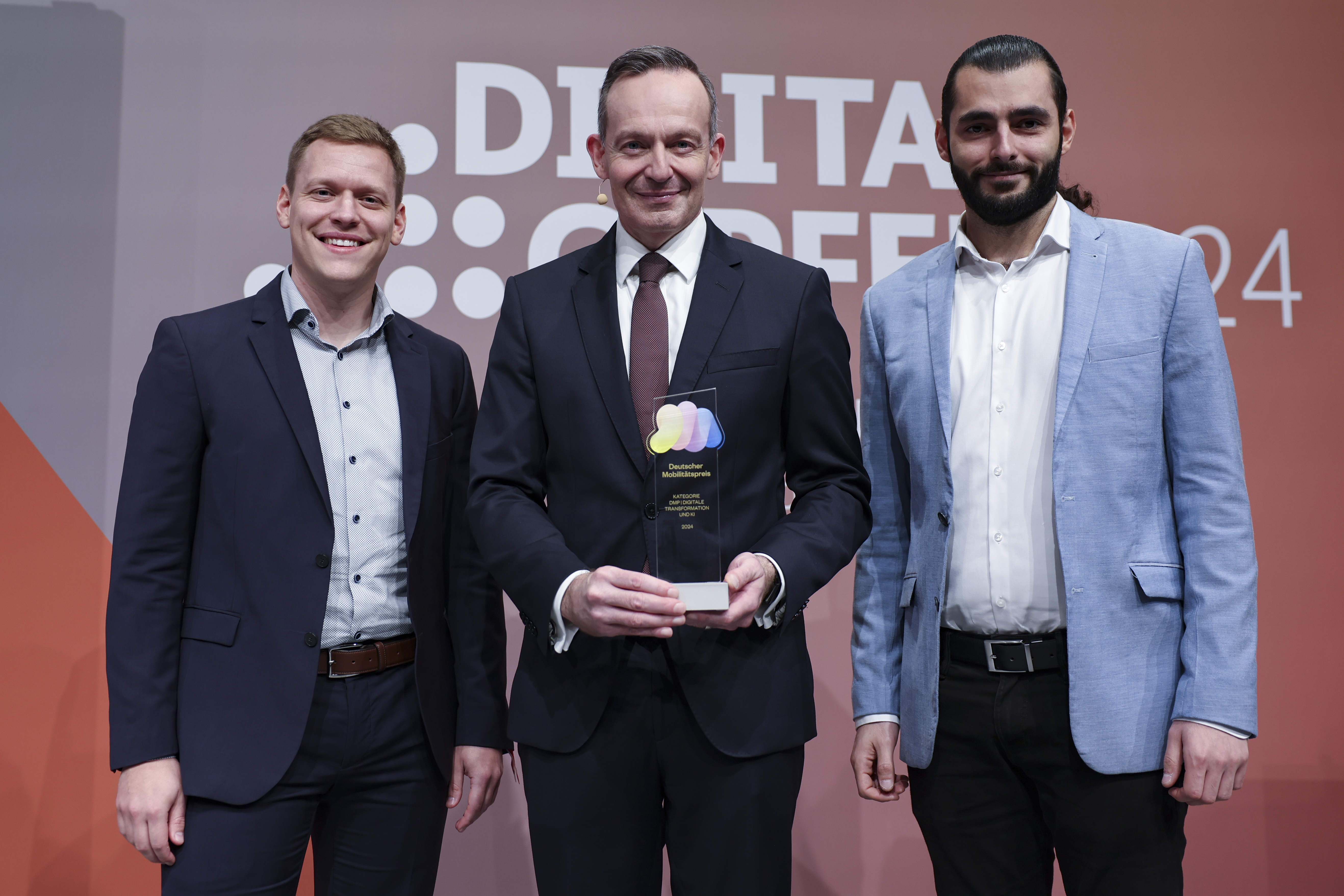 Volker Wissing mit den Preisträgern Sascha Preget (l.) und Yamen Mohisn von SmartAls. Foto: © EPA-Christopher Neundorf