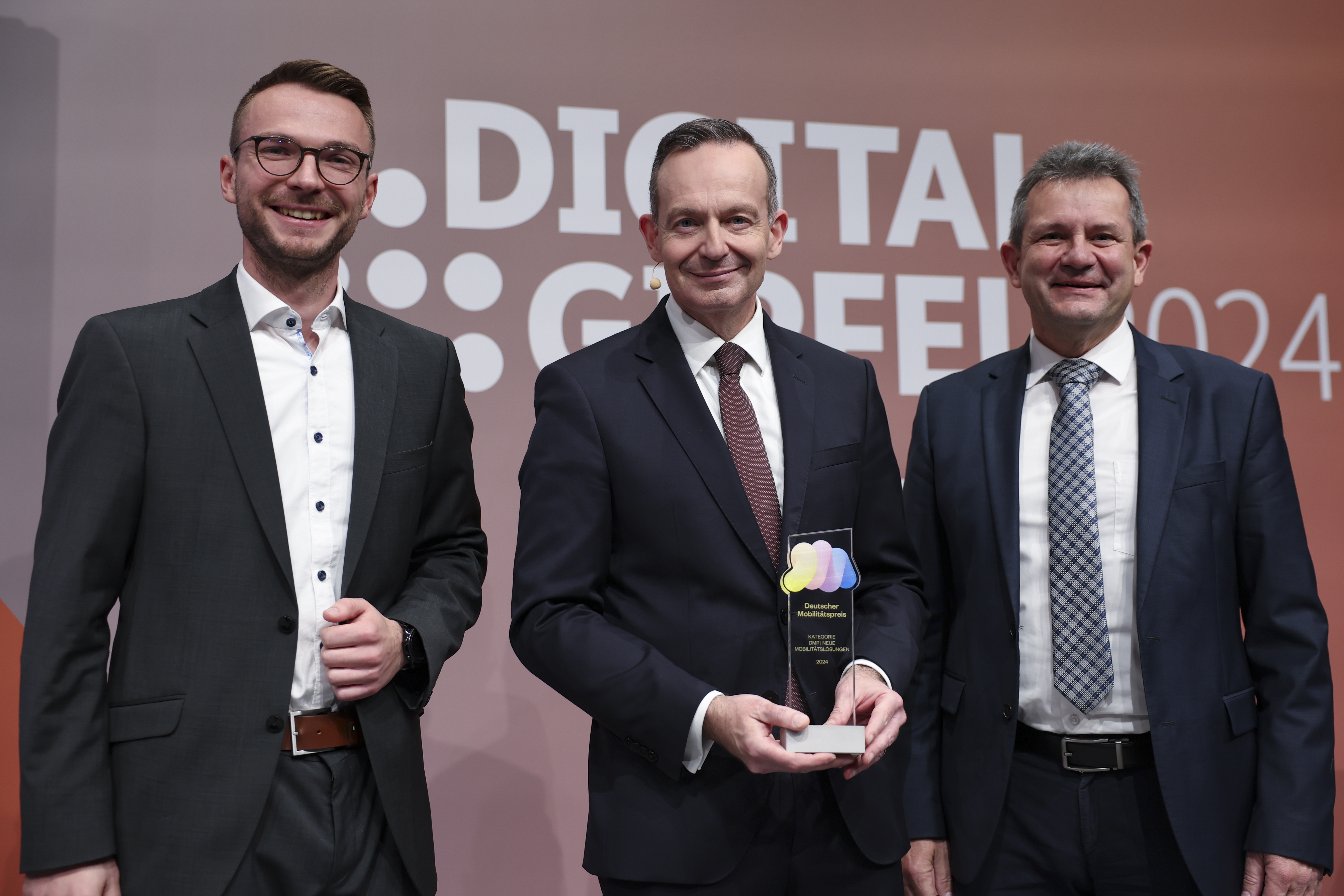 Freuen sich über die Auszeichnung: NeMo-Geschäftsführer Jonathan Behm (l.) mit Projekt-Initiator Prof. Dr. Thomas Tröster (r.). Foto: © EPA-Christopher Neundorf