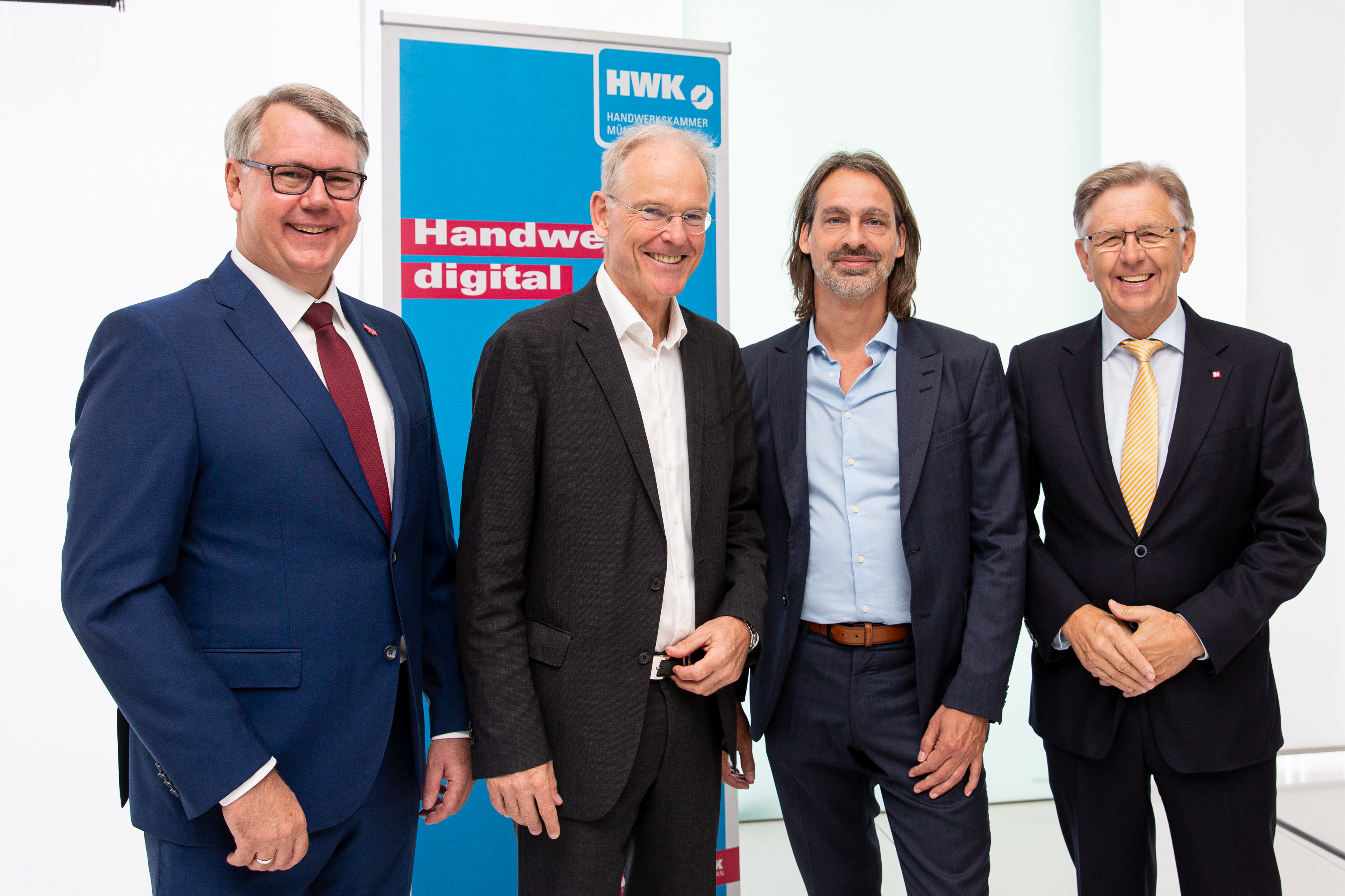 Auf der Veranstaltung Zukunftsräume begrüßten HWK-Präsident Hans Hund (r.) und -Hauptgeschäftsführer Thomas Banasiewicz (l.) den Philosophen Prof. Dr. Richard David Precht (2.v.r.) und Moderator Ulrich Reitz (2.v.l.) Foto: © Peter Leßmann