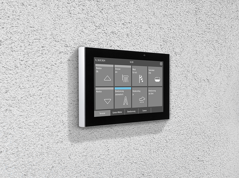 Das Touchpanel Fabro KNX trotzt dank Schutzgrad IP66 Wind und Wetter. Foto: © Elsner Elektronik