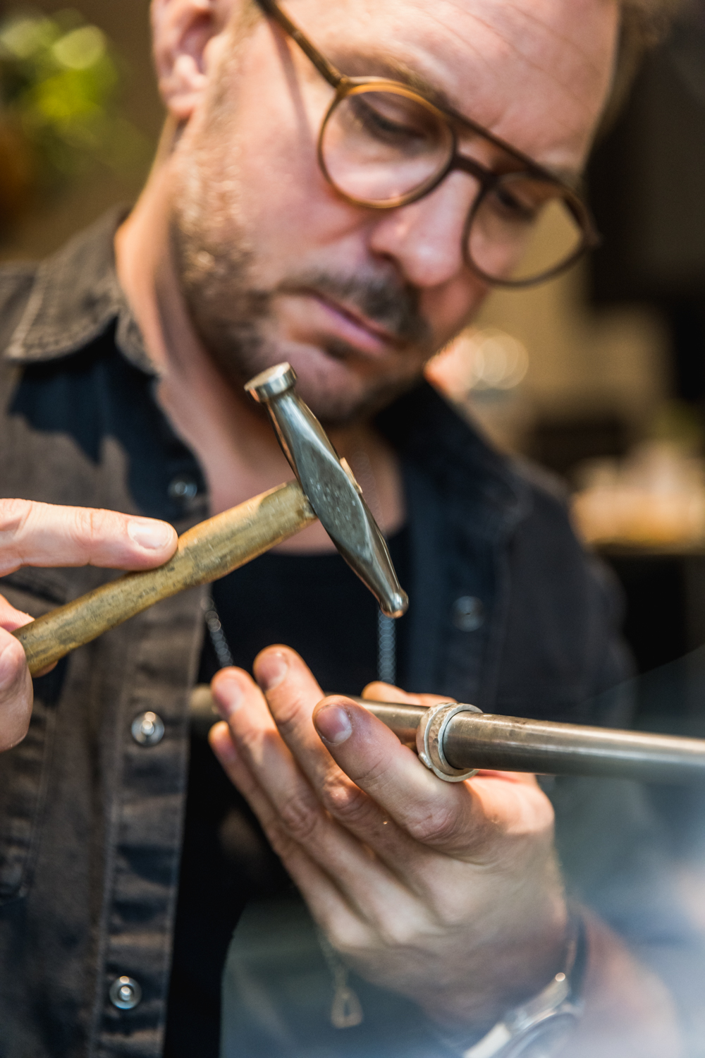 Daniel Reiffert kombiniert seine Goldschmiedekunst mit seiner Passion für guten Gin. Foto: © Frank Wiesen
