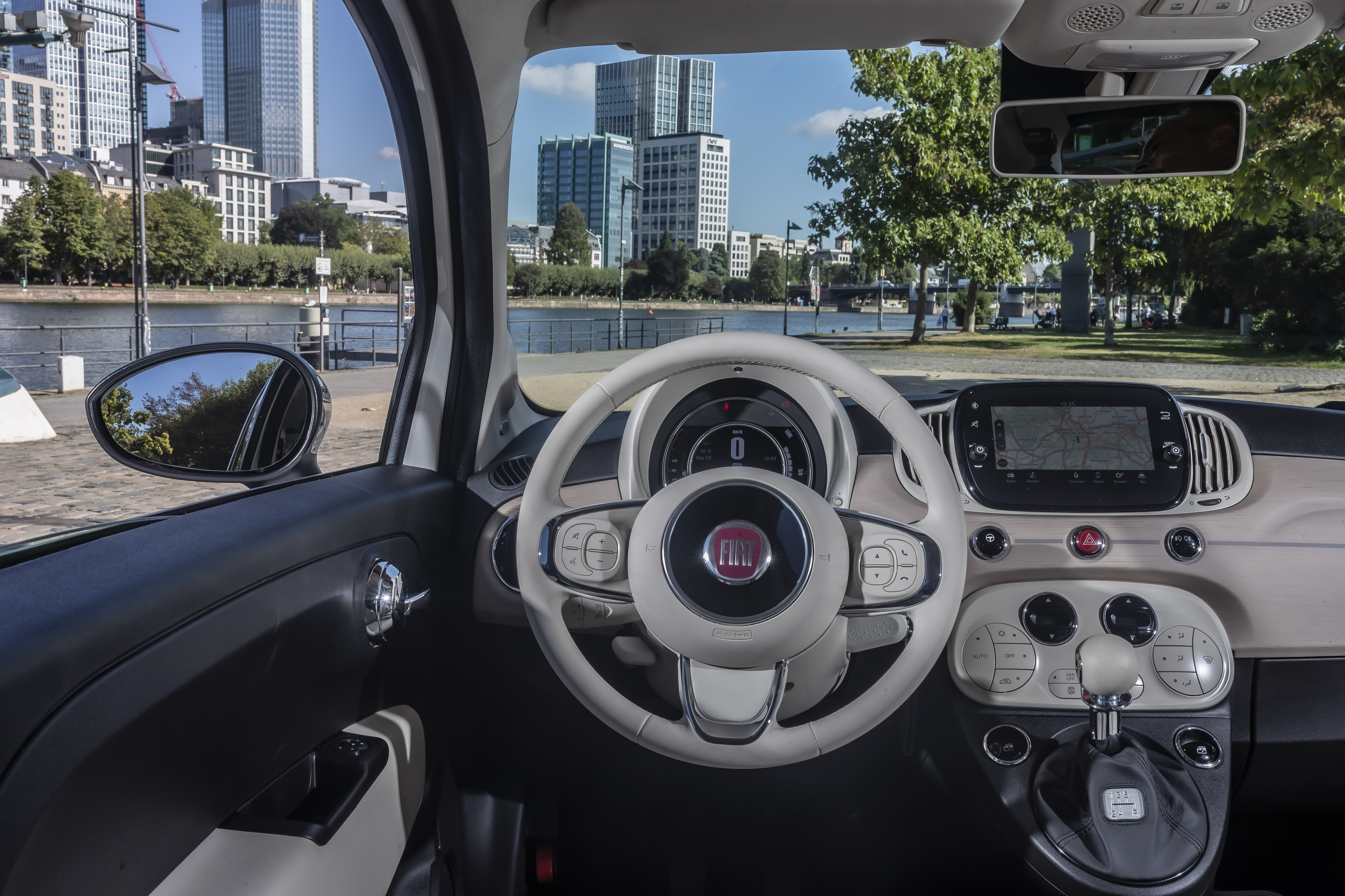 Das elegante Interieur des Fiat 500 Dolcevita. Foto: © Fiat