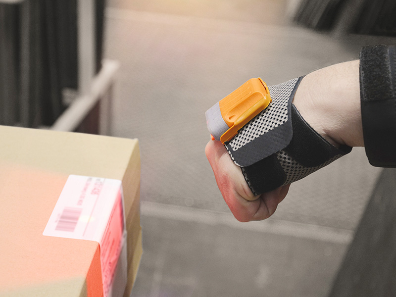 Mit dem scannenden Handschuh haben die Mitarbeiter beide Hände frei für eine bessere und sichere Produkthandhabung, während sie gleichzeitig unzählige Handgriffe sparen. Foto: © Warema