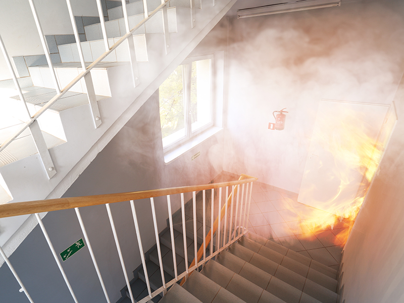 Auch bei automatisierten Rollläden ist man durch das Set jetzt für den Notfall gerüstet: Bei Stromausfall oder in anderen Extremsituationen macht es den Weg nach draußen zuverlässig frei. Foto: © Ambrozinio/AdobeStock