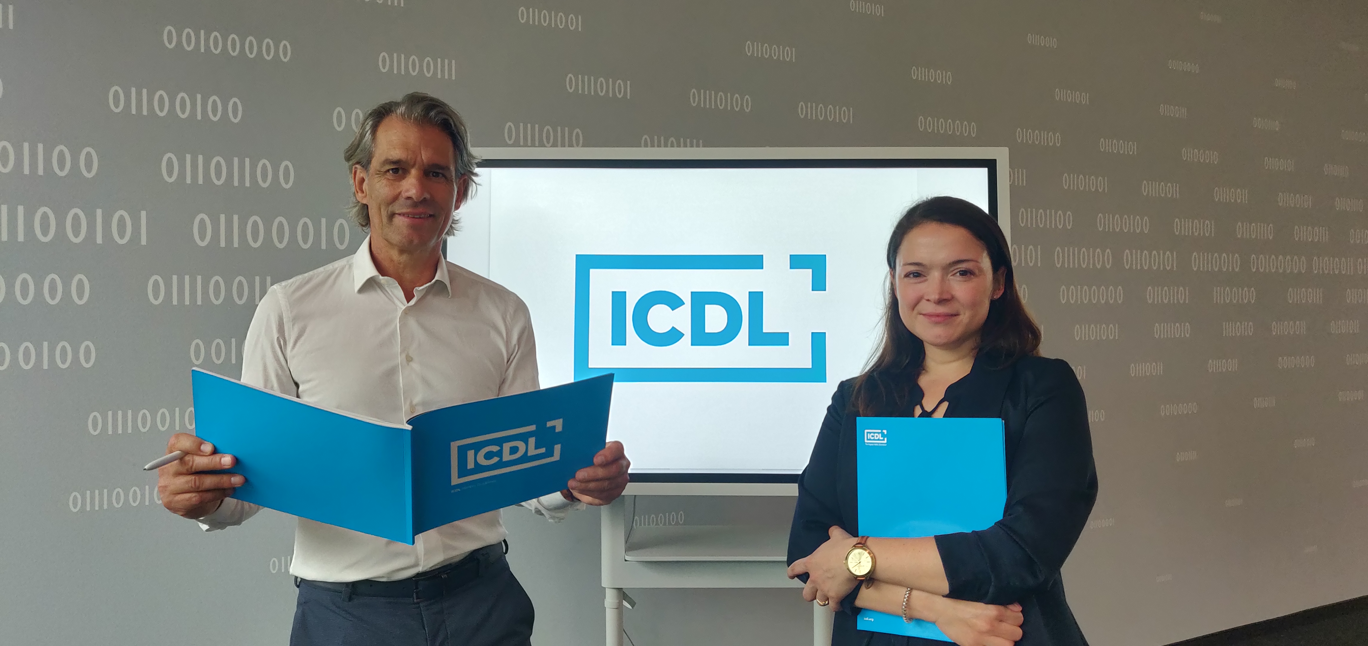 Thomas Michel, Geschäftsführer der DLGI, und Katrin Cürük, Referentin für Öffentlichkeitsarbeit und digitale Bildung Foto: © DLGI