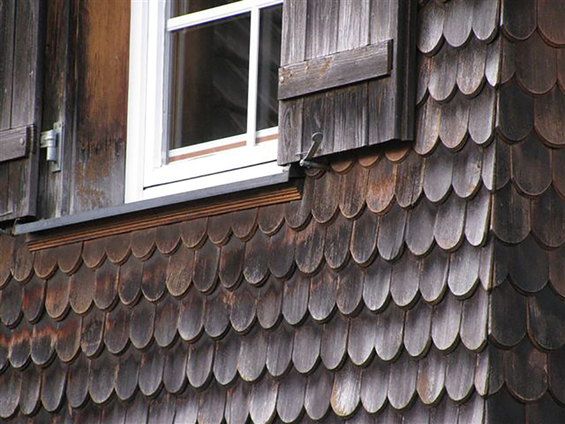 An Erfahrung mit VHF mangelt es nicht im Südwesten Deutschlands. Hier ein traditionelles System mit Holzschindeln an einem Schwarzwaldhaus. Foto: © Sto SE & Co. KGaA