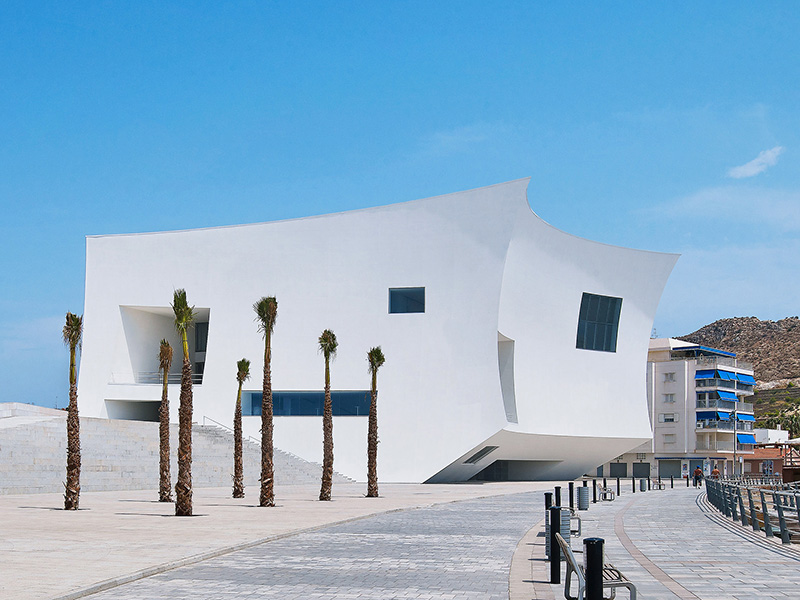 Beim fugenlos verputzten VHF-System StoVentec R können auch Radien umgesetzt werden. (Kongresszentrum Aguilas, Spanien, Barozzi/Veiga Architekten). Foto: © J. Lanoo / Sto SE & Co. KGaA