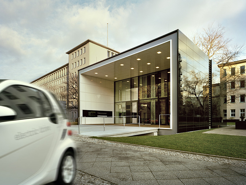 StoVentec Glass und StoVentec ARTline Invisible verknüpfen photovoltaisch aktive und inaktive Glaspaneele zu einer homogenen Hülle. (Plus-Energiehaus, Berlin; Werner Sobek, Stuttgart). Foto: © M. Koslik / Sto SE & Co. KGaA