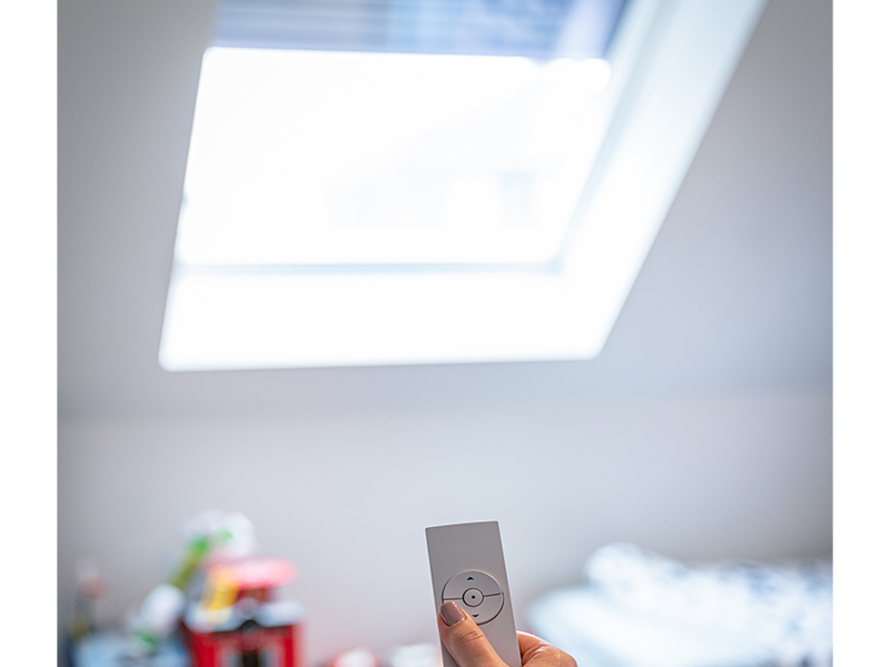 Die Kombination von innenliegendem Sonnenschutz und wärmedämmenden Rollläden bietet ein besonders hohes Energiesparpotenzial. Foto: © Bundesverband Rollladen + Sonnenschutz e.V.