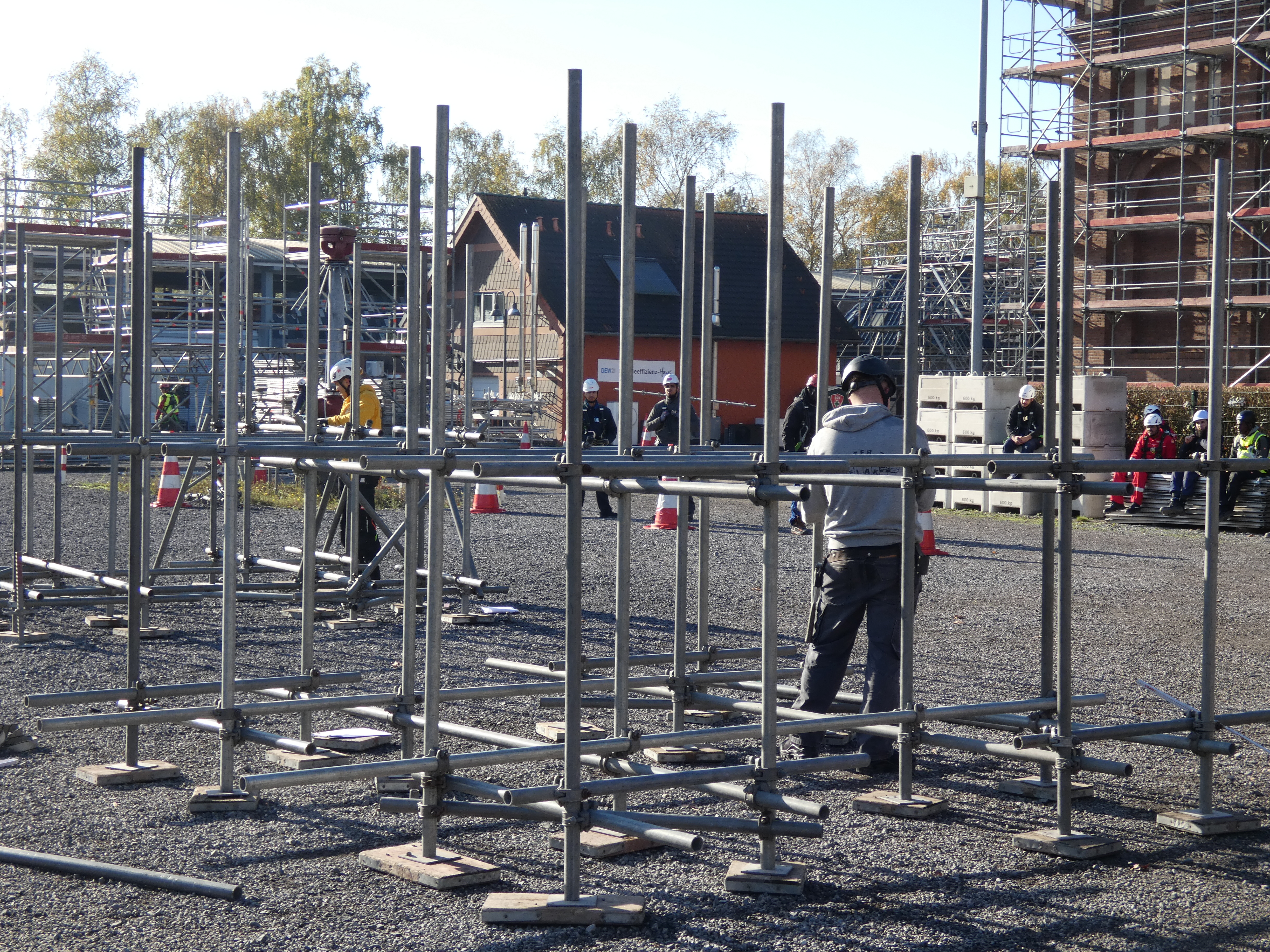 Die Teilnehmer beim Erstellen des Werkstücks Foto: © Häusele/Soka Gerüstbau 