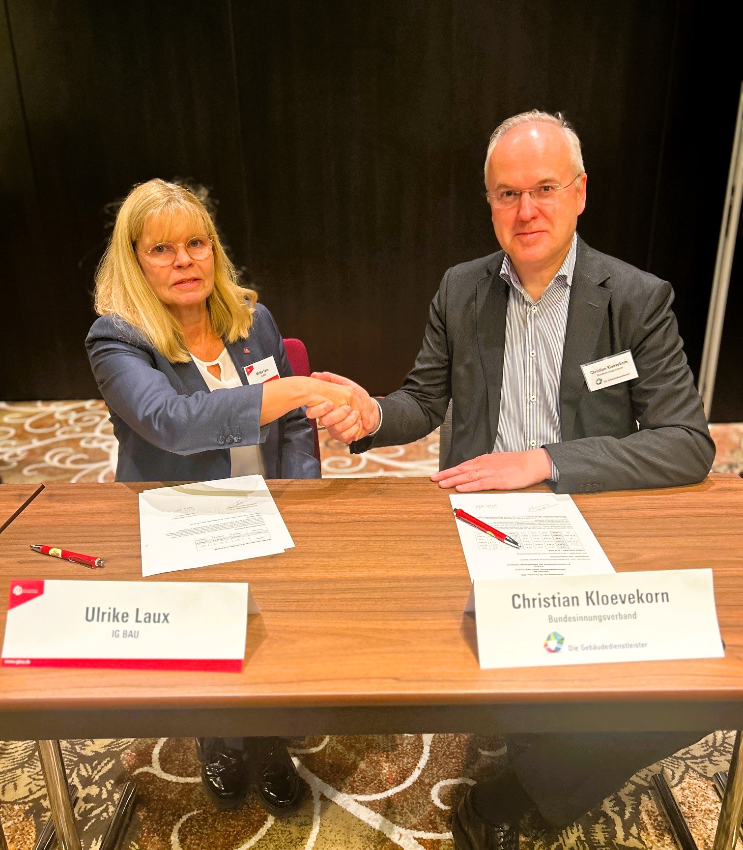 Ein Handschlag nach harten und langen Verhandlungen: Ulrike Laux von der IG BAU und Christian Kloevekorn vom Bundesinnungsverband Foto: © Bundesinnungsverband des Gebäudereiniger-Handwerks 