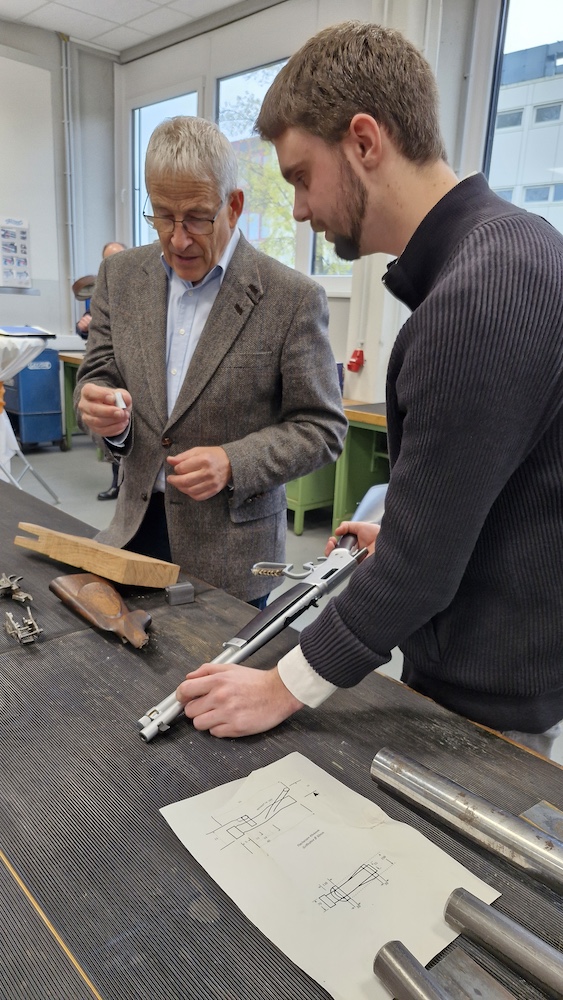 Büchsenmacher-Azubi Jonas Bastgen (r.) ist Lehrling des Monats der Handwerkskammer Trier. Hier zeigt er Kammer-Präsident Rudi Müller seine Arbeit. Foto: © Constanze Knaack-Schweigstill