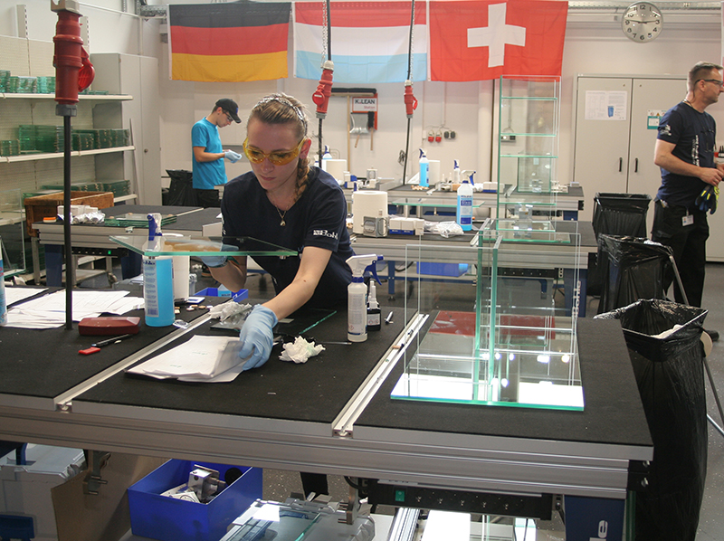 Internationales Wettbewerbs-Flair bei Bohle im nordrhein-westfälischen Haan: Auch diese junge Französin stellte sich der Herausforderung, Top-Glasprodukte in knapper Zeit herzustellen. Foto: © Vössing