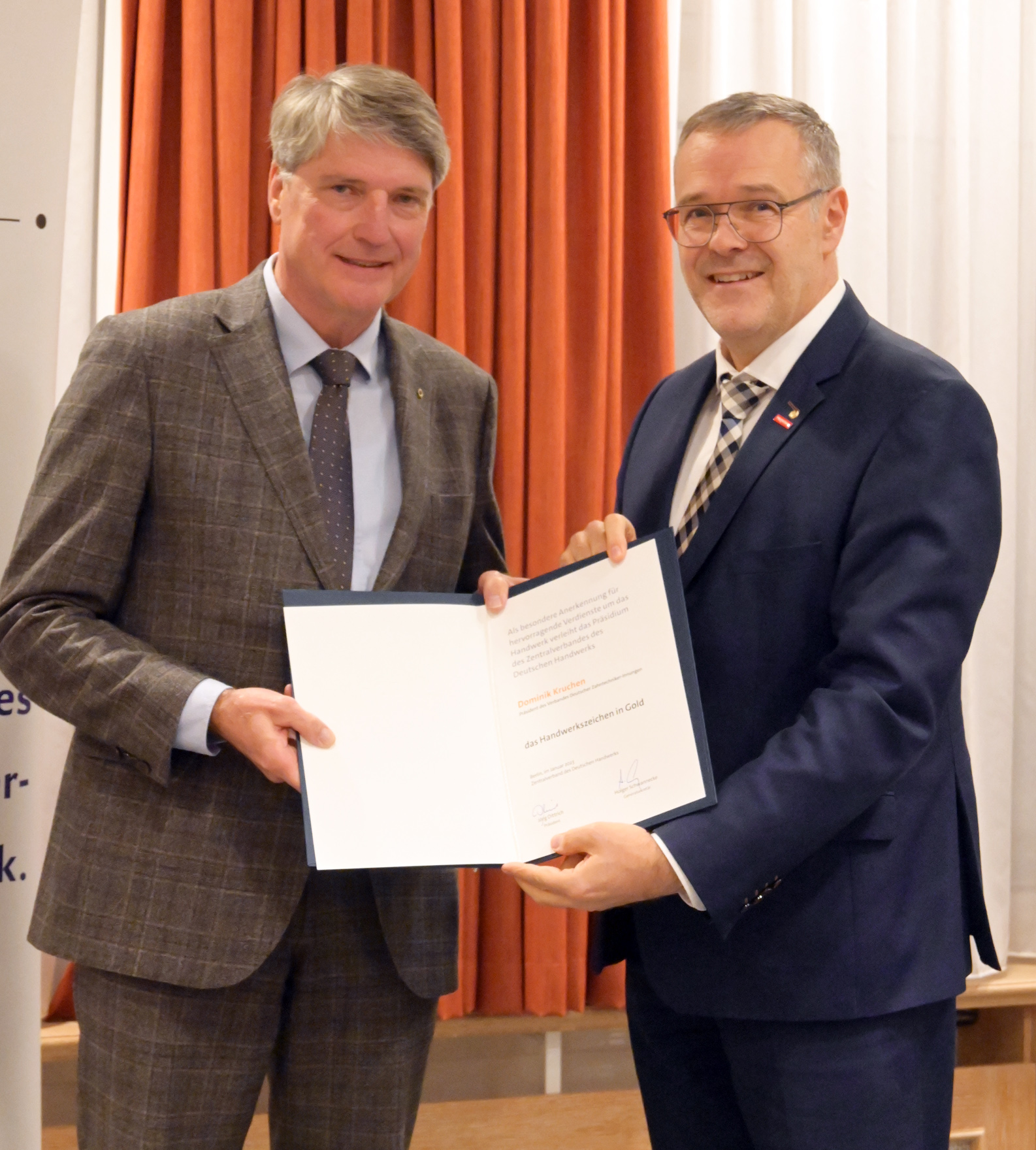 ZDH-Präsident Jörg Dittrich (r.) verlieh das Handwerkszeichen in Gold an Dominik Kruchen in Berlin. Foto: © Verband Deutscher Zahntechniker-Innungen (VDZI)