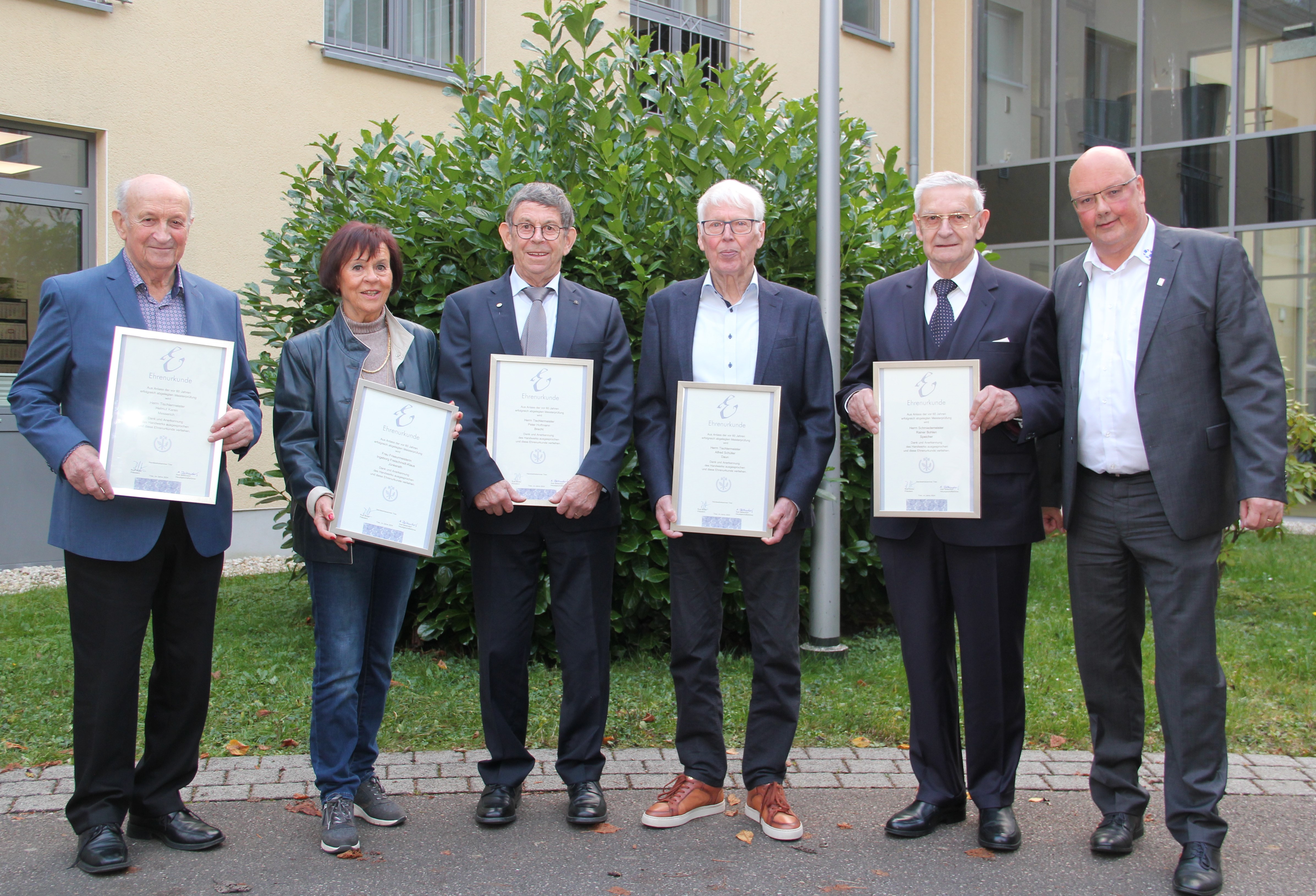 Die fünf diamantenen Meister mit Dirk Kleis, Hauptgeschäftsführer der Kreishandwerkerschaft MEHR (r.) Foto: © Kreishandwerkerschaft MEHR