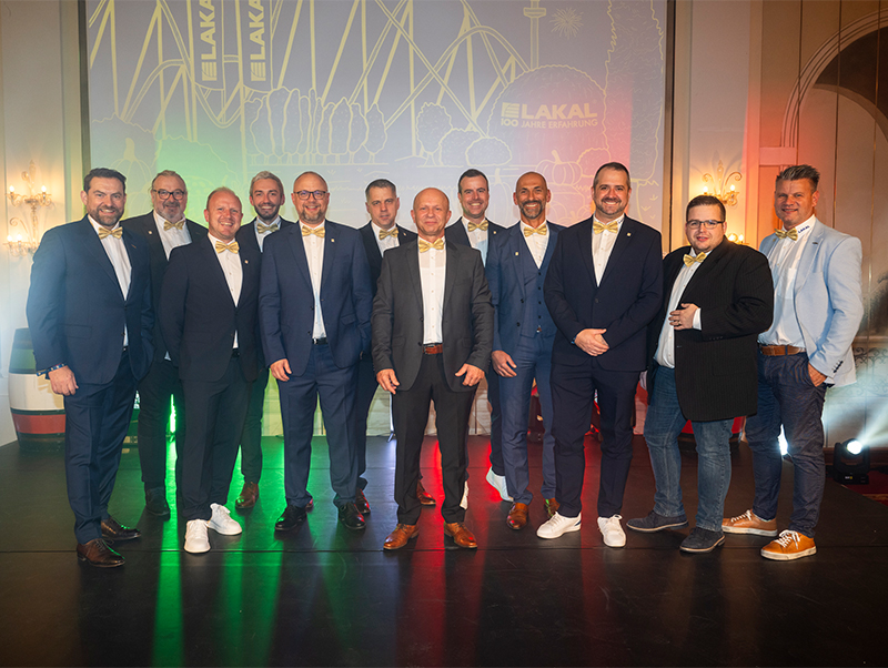 Geschäftsführer Yannick Gross (l.) mit dem gesamten Außendienst-Team D/A/CH. Foto: © Lakal