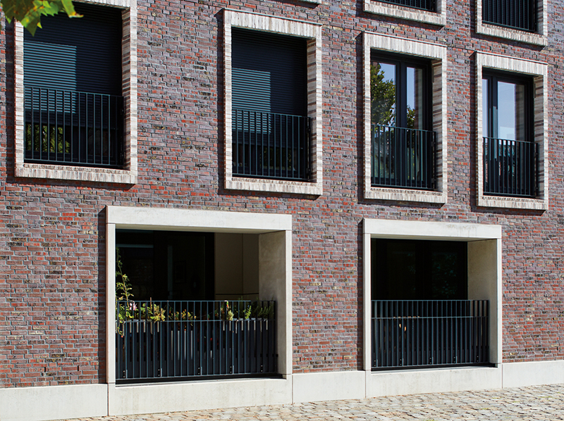 Die Wienerberger-Kollektion „Authentisch“ setzt auf die natürlichen Effekte des Materials Ton. Diese entfalten sich an der Fassade des Hamburger „Katharinenquartiers“, entworfen von KPW Papay Warncke und Partner: Das rustikale Farbenspiel der Wechselsortierung „Roßlau“ changiert in Rot-Nuancen. Foto: © Wienerberger