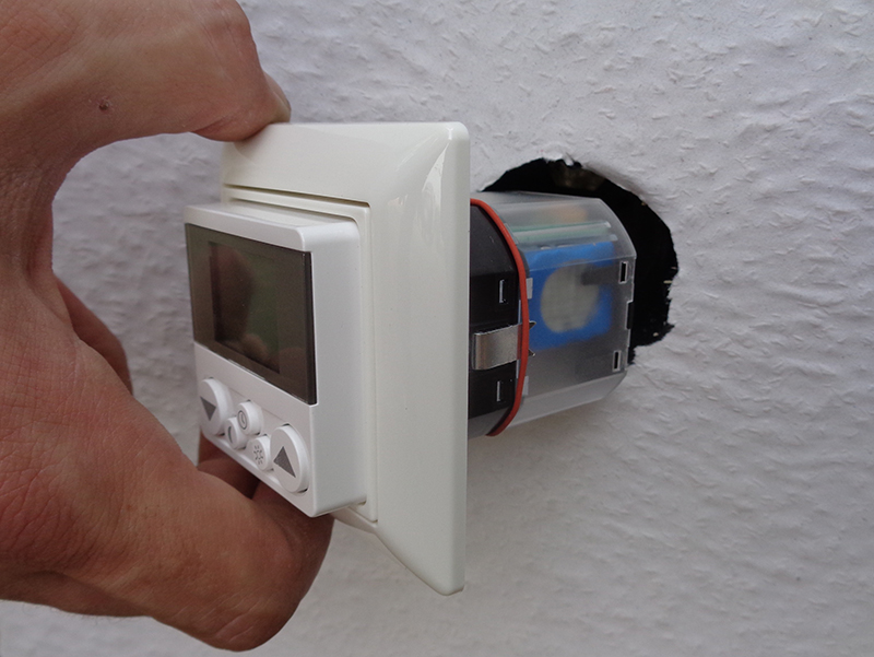 Die Lösung wird wie eine normale Rollladensteuerung in eine tiefe Unterputzdose montiert und an das 230-Volt-Stromnetz angeschlossen. Foto: © Wir Elektronik