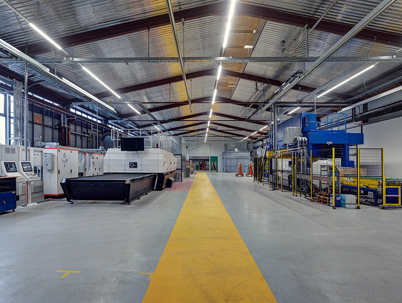 Blick in die neue ESG Halle mit der automatischen Bearbeitungsanlage, rechts, und dem Ofen, links. Foto: © Olaf Rohl/Saint-Gobain Glassolutions