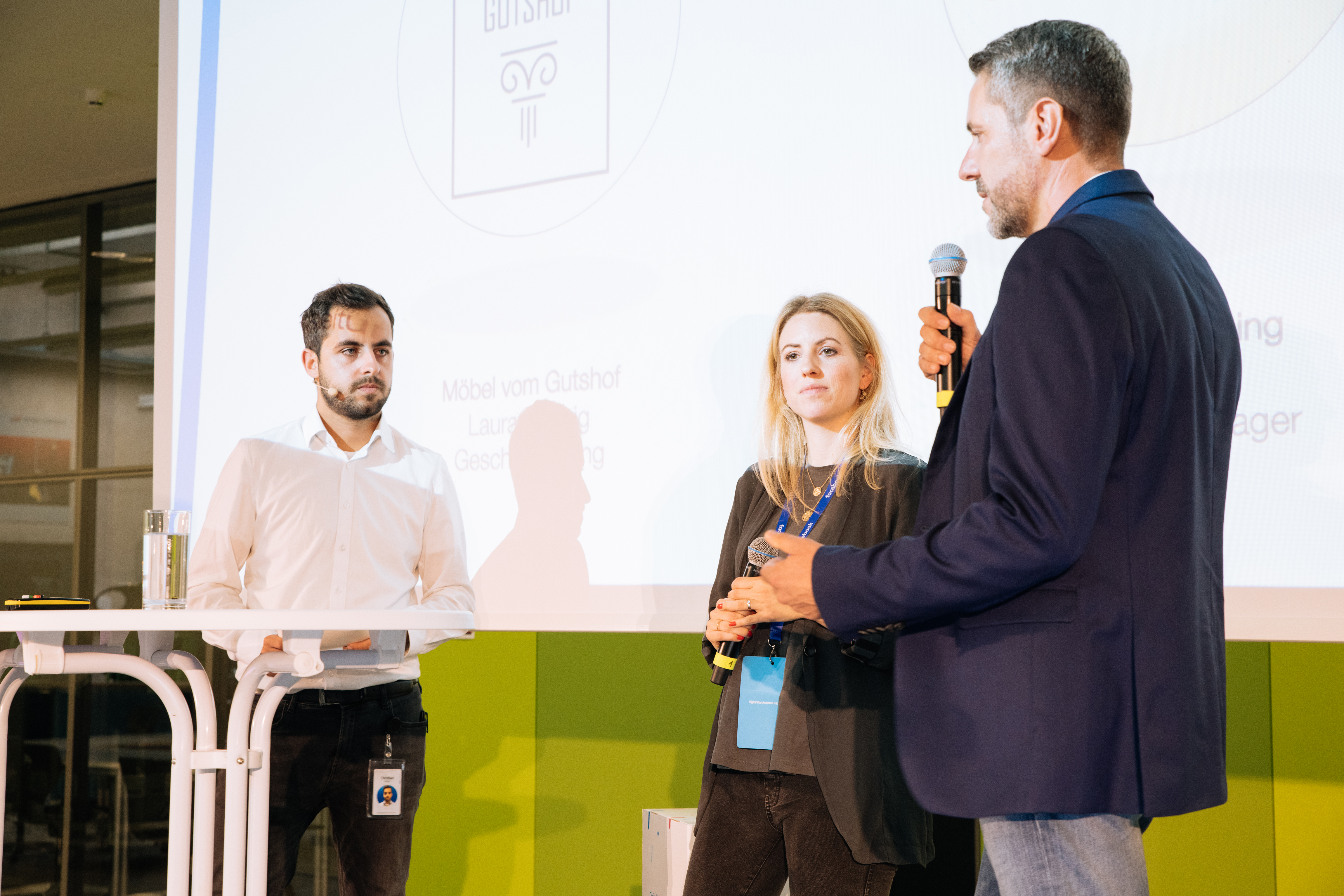 Bei der von Facebook-Mitarbeiter Christian (l.) moderierten Podiumsdiskussion kamen auch Betriebe aus der Region zu Wort. Laura Ludwig (Möbel vom Gutshof) und Jörg Hensel (Bäckerei Lüning) gaben ihre Erfahrungen mit Facebook und Instagram weiter. Foto: © Facebook Inc. 