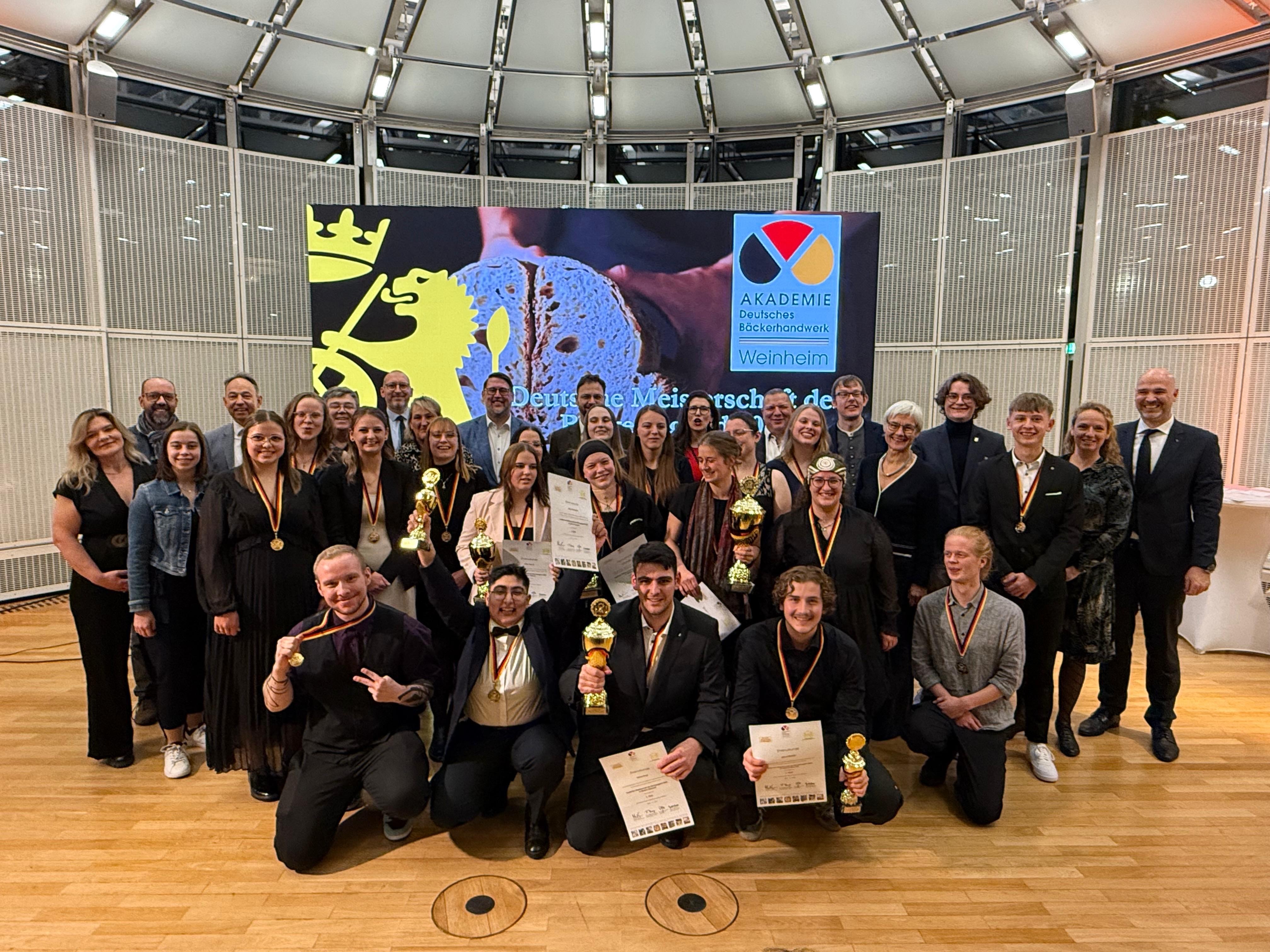 Deutsche Meisterschaft im Bäckerhandwerk 2024: alle Teilnehmer und Jury Foto: © Zentralverband des Deutschen Bäckerhandwerks