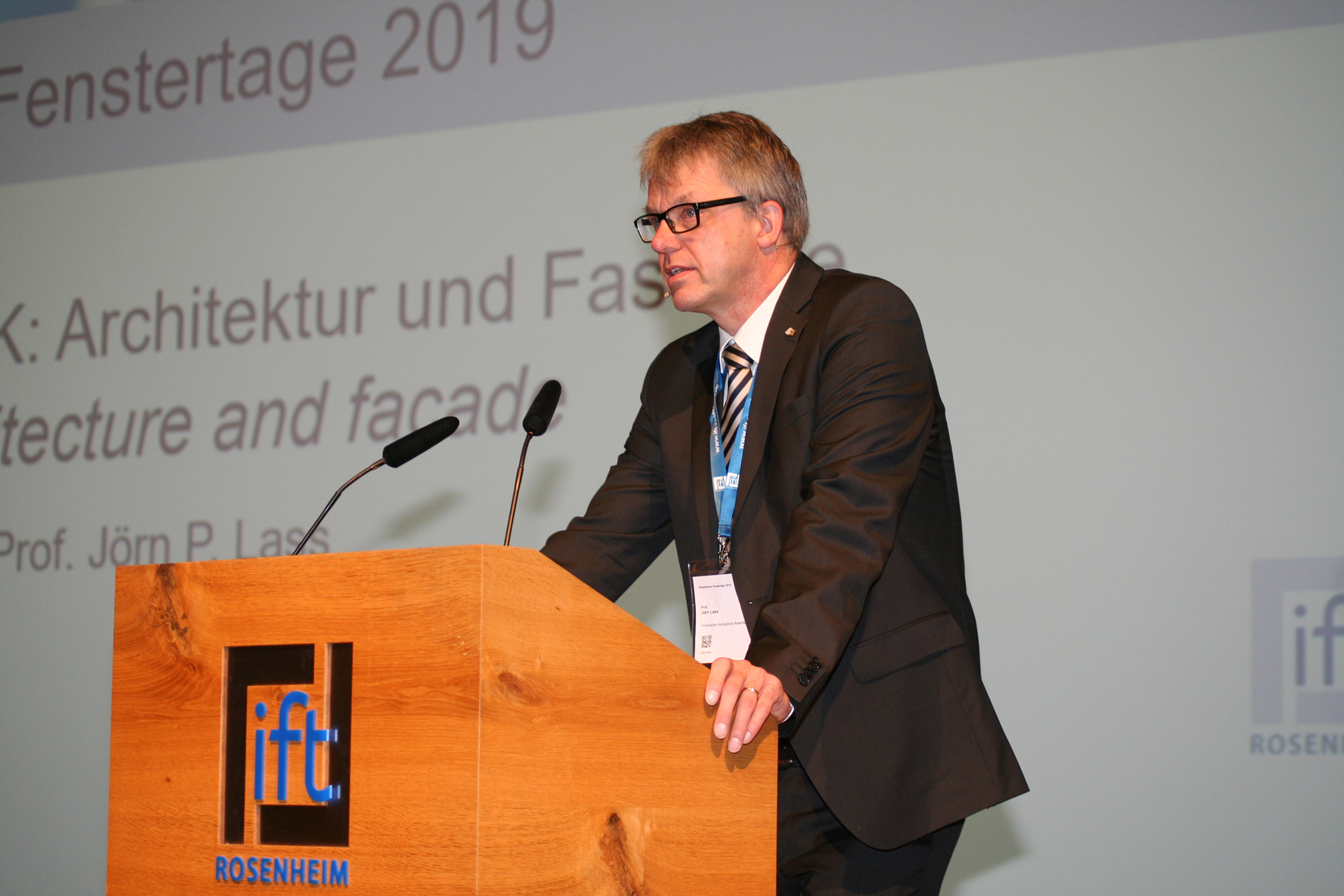 Prof. Jörn Peter Lass ist erkrankt und kann in den nächsten Monaten seine Aufgaben als Leiter des Instituts für Fenstertechnik (ift Rosenheim) nicht wahrnehmen. Foto: © Jürgen Vössing