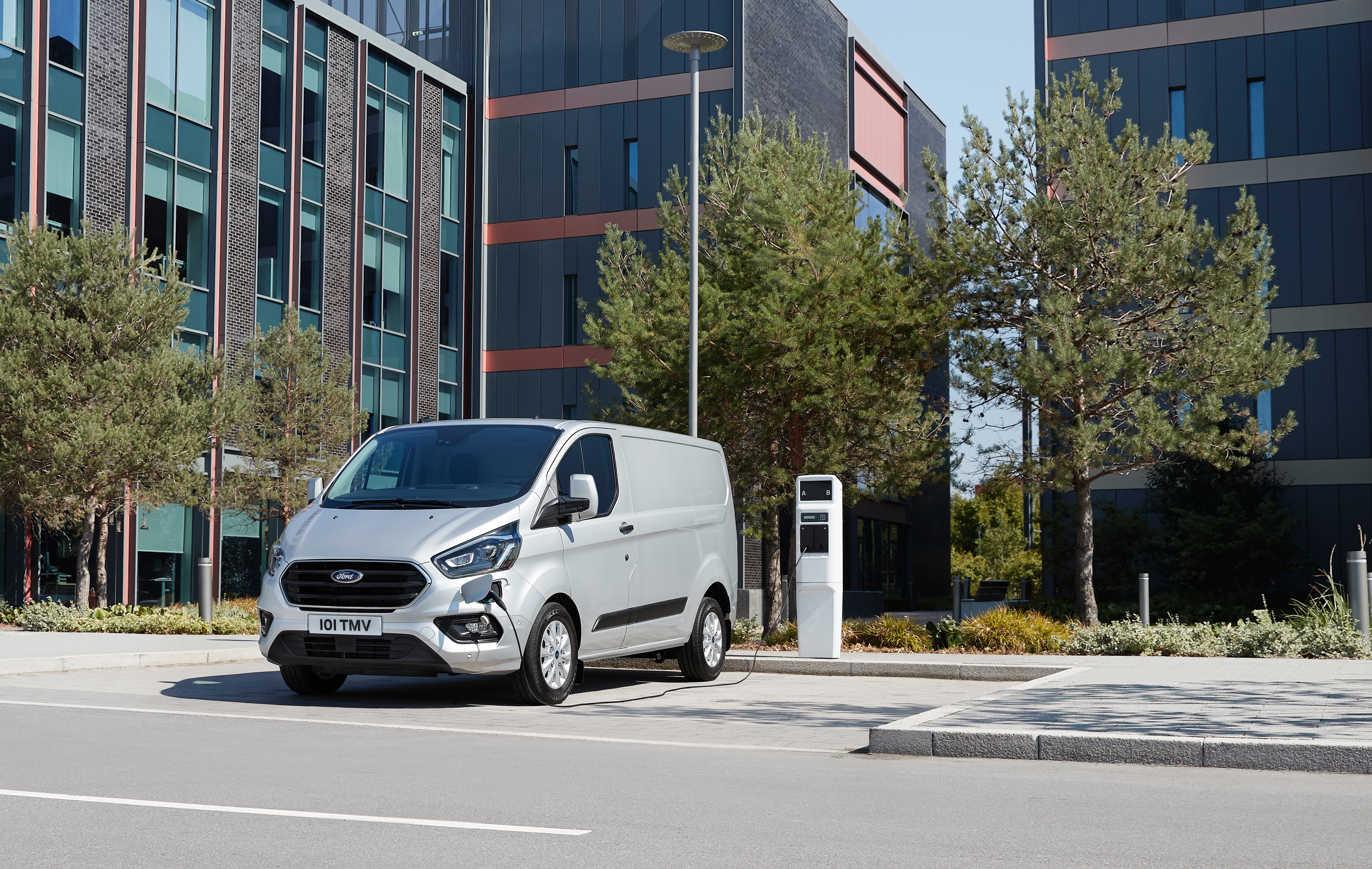 Durch die unterflur angebrachte Lithium-Ionen-Batterie bleibt der Laderaum beim Plug-in-Hybrid vollständig erhalten. Foto: © Ford