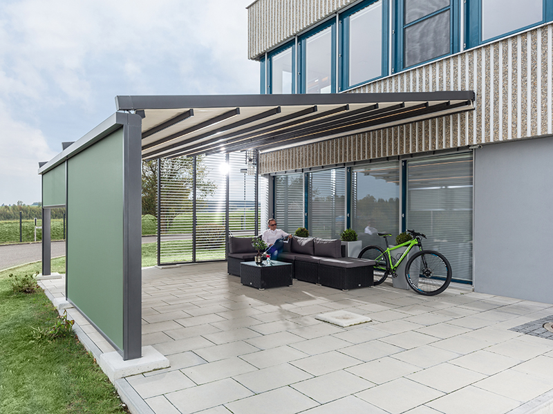 Frontale Senkrechtmarkisen und seitliche Lamellensysteme vermeiden Blendungen durch die tiefstehende Sonne sowie unanagenehme Windzüge. Foto: © Reflexa