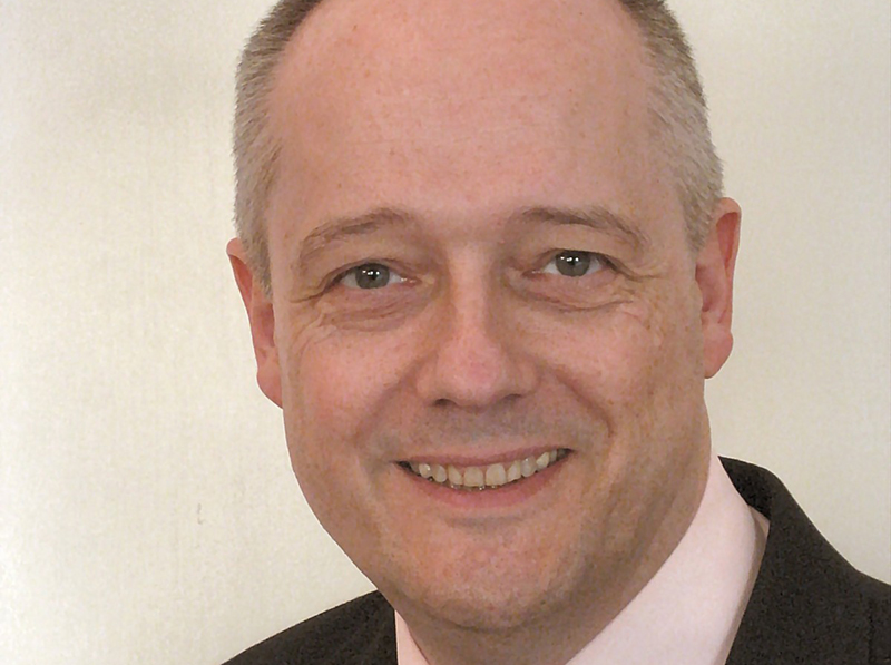 Der Autor: Martin Reick ist seit 2007 als Anwendungstechniker bei der Flachglas MarkenKreis GmbH tätig. Er betreut die Bereiche Sicherheitsglas und konstruktive Glasanwendungen und führt hierzu im Rahmen der GlasAkademie Schulungen durch. Daneben ist er Mitglied diverser Arbeitskreise des Bundesverbandes Flachglas sowie Autor von Fachveröffentlichungen zu aktuellen Glasthemen. Foto: © Flachglas MarkenKreis