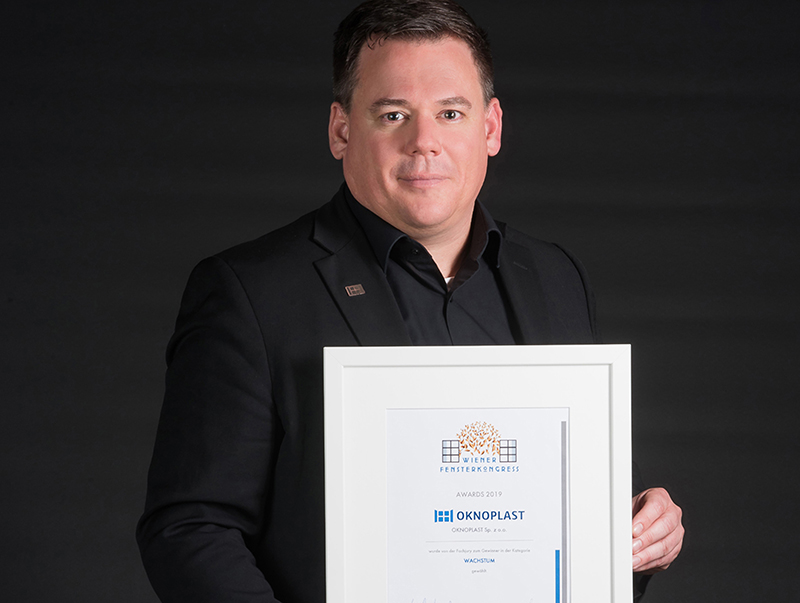 Preiswürdig: Beim 1. Wiener Fensterkongress erhielt Oknoplast den Fenster Award in der Kategorie „Wachstum“. Der internationale Kunststofffenster- und Türenhersteller steigert seinen Umsatz seit Jahren beständig. Jens Eberhard nahm in Wien die Auszeichnung entgegen. Foto: © Interconnecting Consulting / Oknoplast