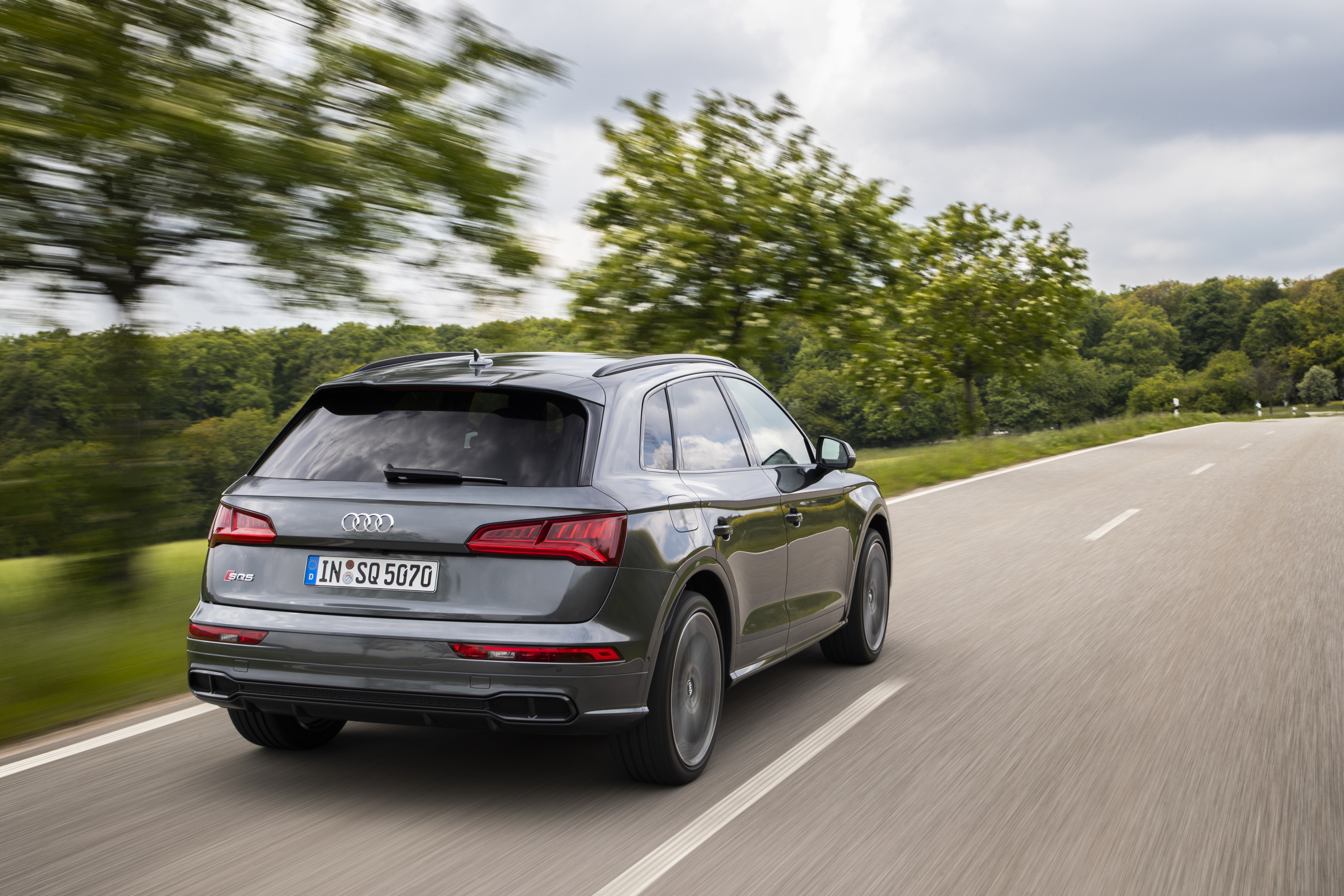 Der SQ5 lässt sich leichtfüßig dirigieren und sprintet in 5,1 Sekunden auf Tempo 100, Spitze: 250 km/h. Foto: © Audi