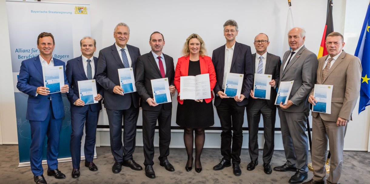 Das Foto zeigt (v. l.): Dr. Manfred Gößl, Dr. Rolf-Dieter Jungk, Staatsminister Joachim Herrmann, Staatsminister Hubert Aiwanger, Staatsministerin Kerstin Schreyer, Staatsminister Prof. Dr. Michael Piazolo, Dr. Christof Prechtl, Franz Xaver Peteranderl, Ralf Holtzwart. Foto: © StMAS/Alexander Göttert, PLAN-BILD