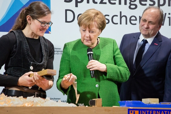 Bundeskanzlerin Angela Merkel beim Rundgang über die IHM mit ZDH-Präsident Hans Peter Wollseifer. Foto: © Fotos: GHM