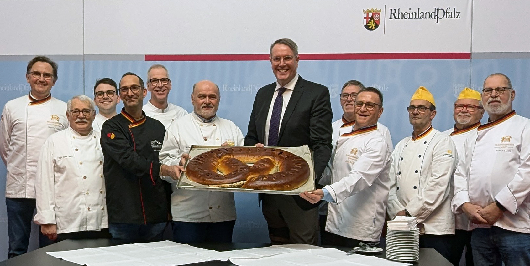 Henning Funke, Karl-Heinz Beck, Alexander Dhein, Ralf Andrae, Jürgen Dhein, Alfred Wenz, Alexander Schweitzer, Wolfgang Schmidt, Claus Becker, Dirk Müller, Hubert Quirmbach, Raimund Licht (v. l.) Foto: © Henning Funke / Bäckerinnungsverband West