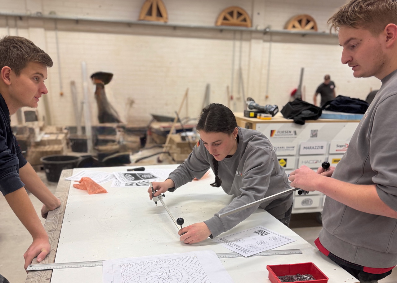 Fachlicher Austausch beim Probetraining der Fliesen-Nationalmannschaft: Maximilian Wissing (links), Miriam Zeller und Niko Schleicher Foto: © Fachverband Fliesen und Naturstein