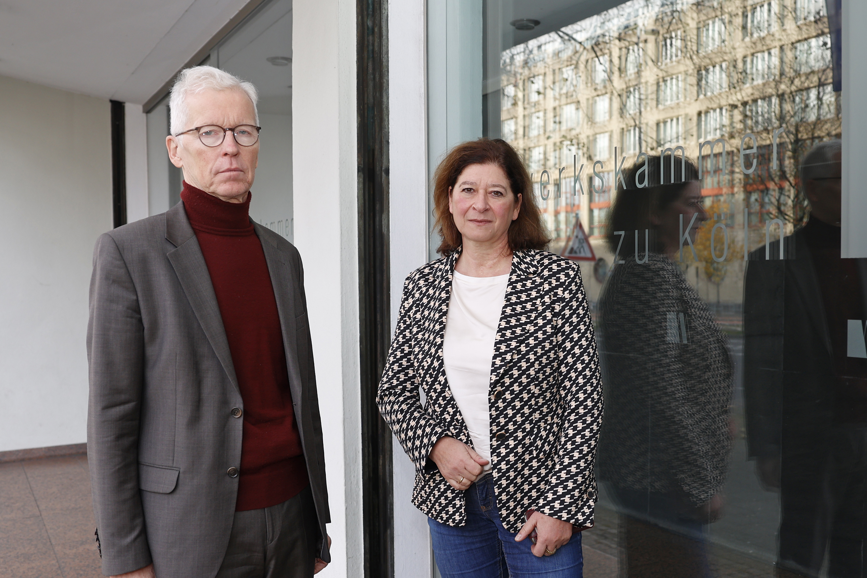 Stephanie Bargfrede (r.), Geschäftsführerin Handwerkskammer zu Köln, engagiert sich für die Kammer in der Caring Community Köln. Dirk Hecking (l.), Leiter der Kaufmännischen Unternehmensberatung der Kammer, berät Handwerksbetriebe unter anderem dazu, wie sie sich auf den Notfall vorbereiten können. Foto: © Arne Schröder