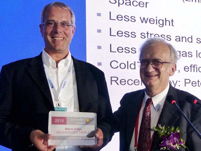 Prof. Wolfgang Feist (re.), Gründer und wissenschaftlicher Leiter des Passivhaus Institutes, überreichte den „Passivhaus Innovation Award“ an Peter Appel, Sales & Marketing Director overseas and Head of Development New Territories bei Swisspacer. Foto: © PHI