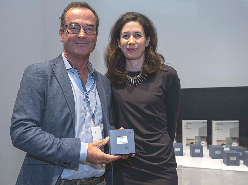 Weinor Geschäftsführer Thilo Weiermann nimmt den renommierten Architekturpreis für die Kategorie Sonnenschutz von der Verlegerin Dr. Marcella Prior-Callwey entgegen. Foto: © Callwey