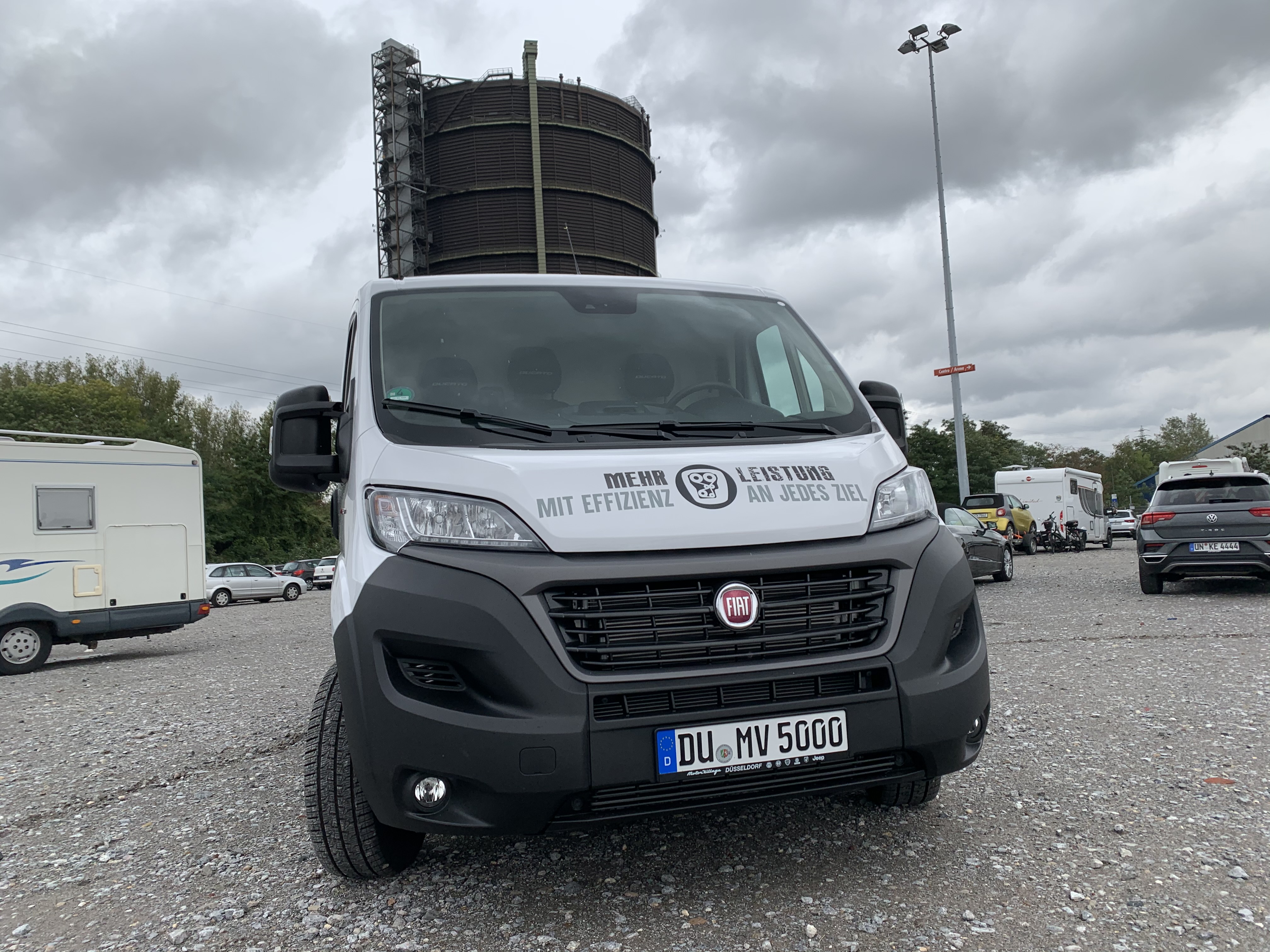 Der Fiat Ducato vor dem Gasometer Foto: © Stefan Buhren