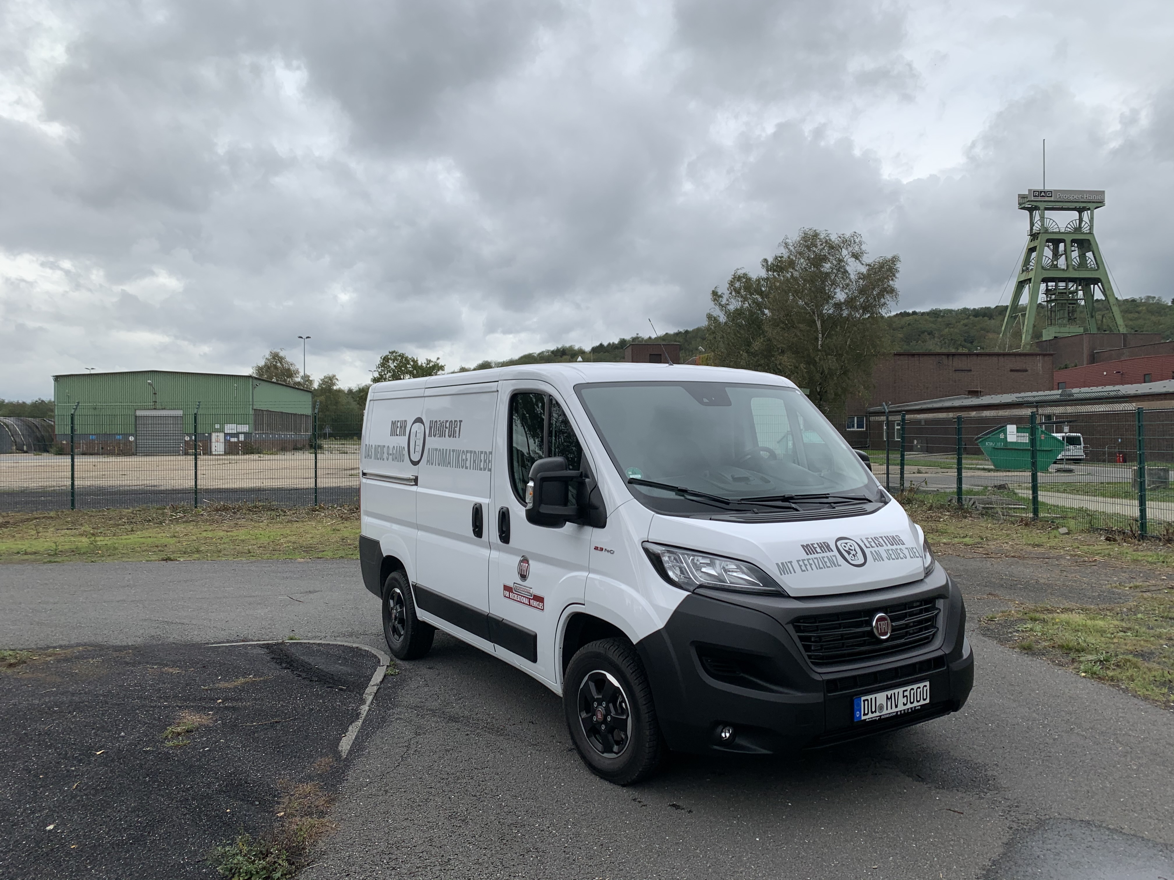 Der Fiat Ducato vor der Zeche Franz Haniel, die Halde im Hintergrund Foto: © Stefan Buhren