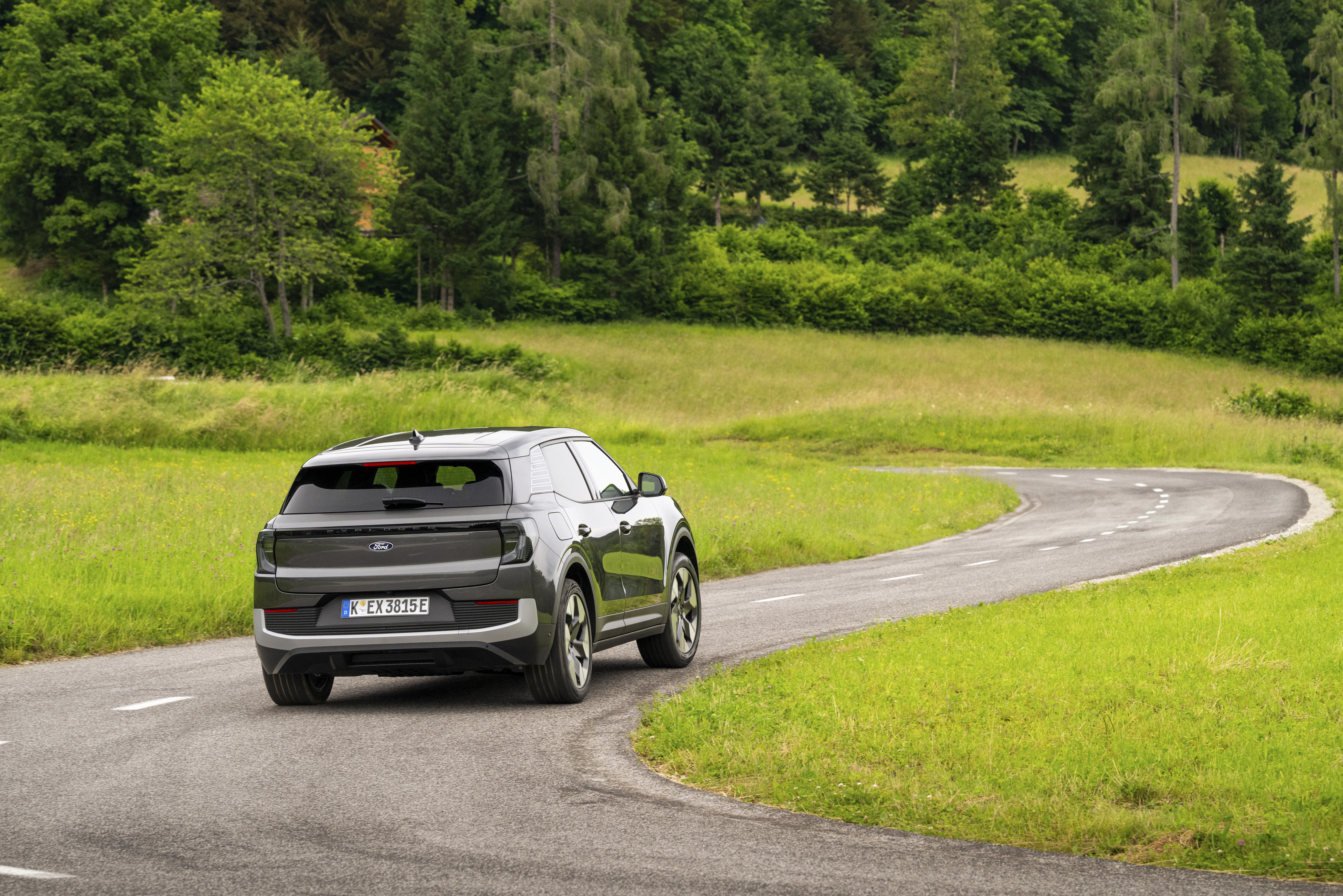 Technisch basiert der Ford Explorer auf dem Modularen E-Antriebs-Baukasten (MEB) von VW, rein optisch erinnert aber nichts an die Wolfsburger. Foto: © Ford